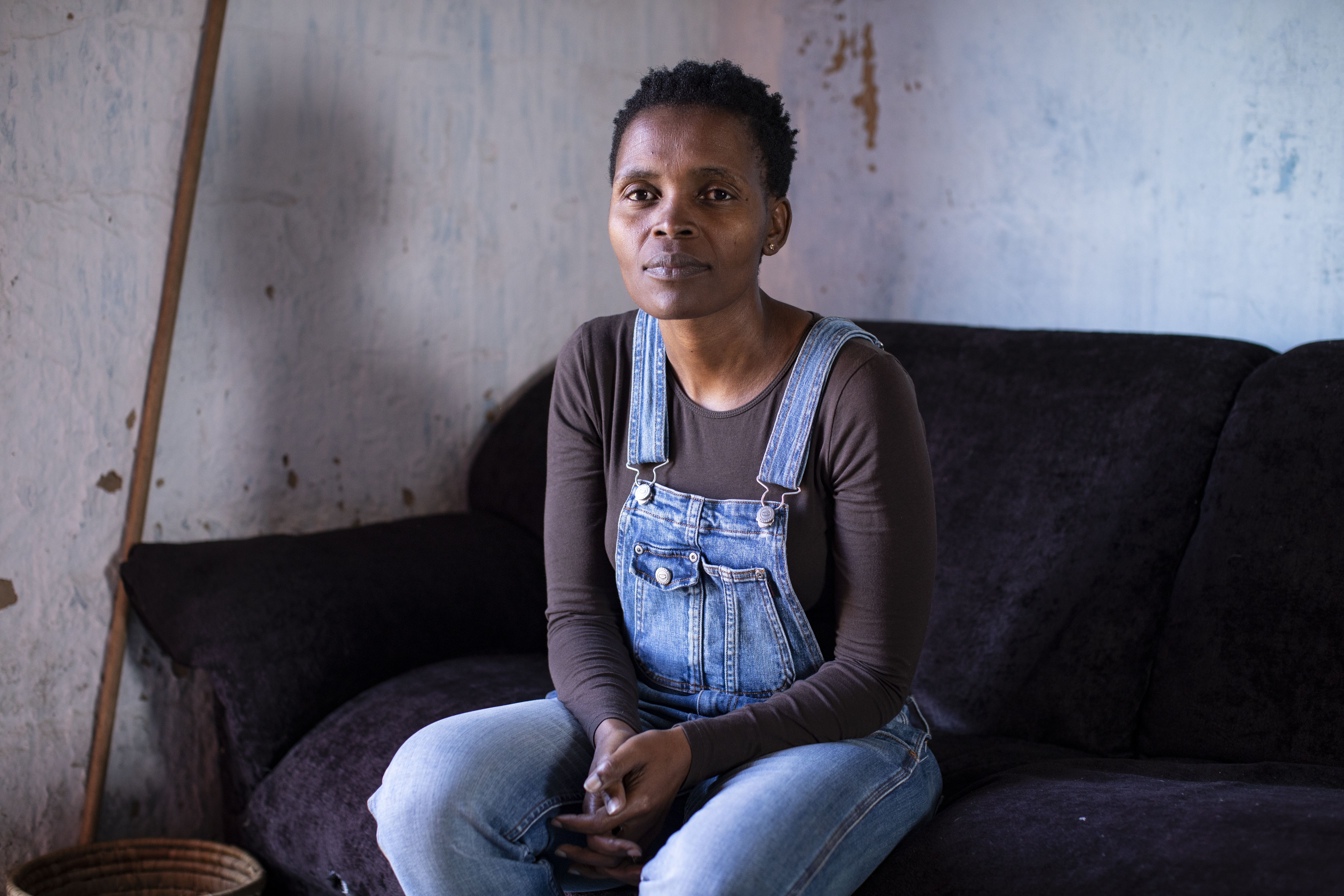 Porträtfoto von Nonhle Mbuthuma auf einem schwarzen Sofa