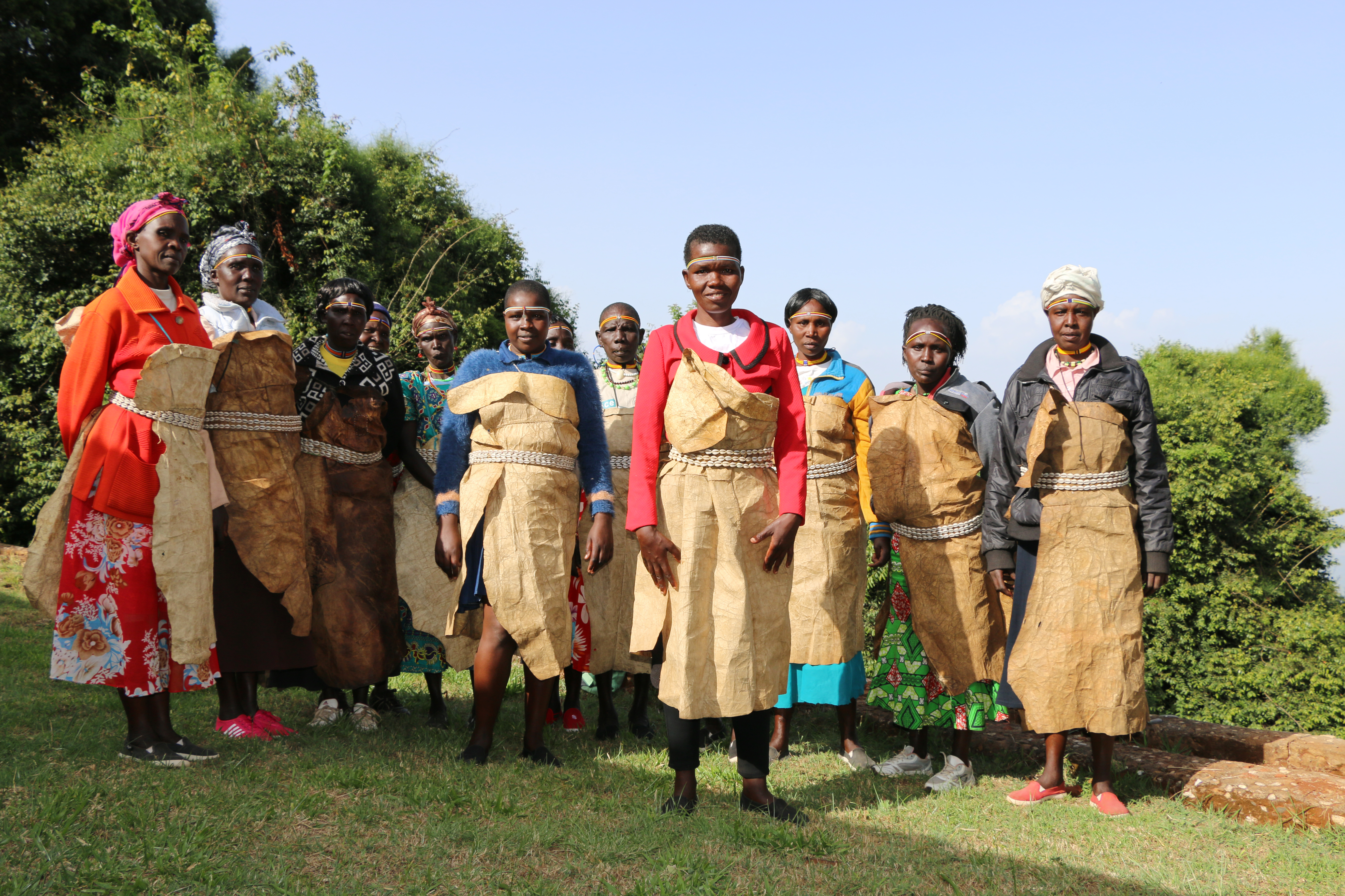 Eine Gruppe von Sengwer Frauen in ihrer traditionellen Kleidung