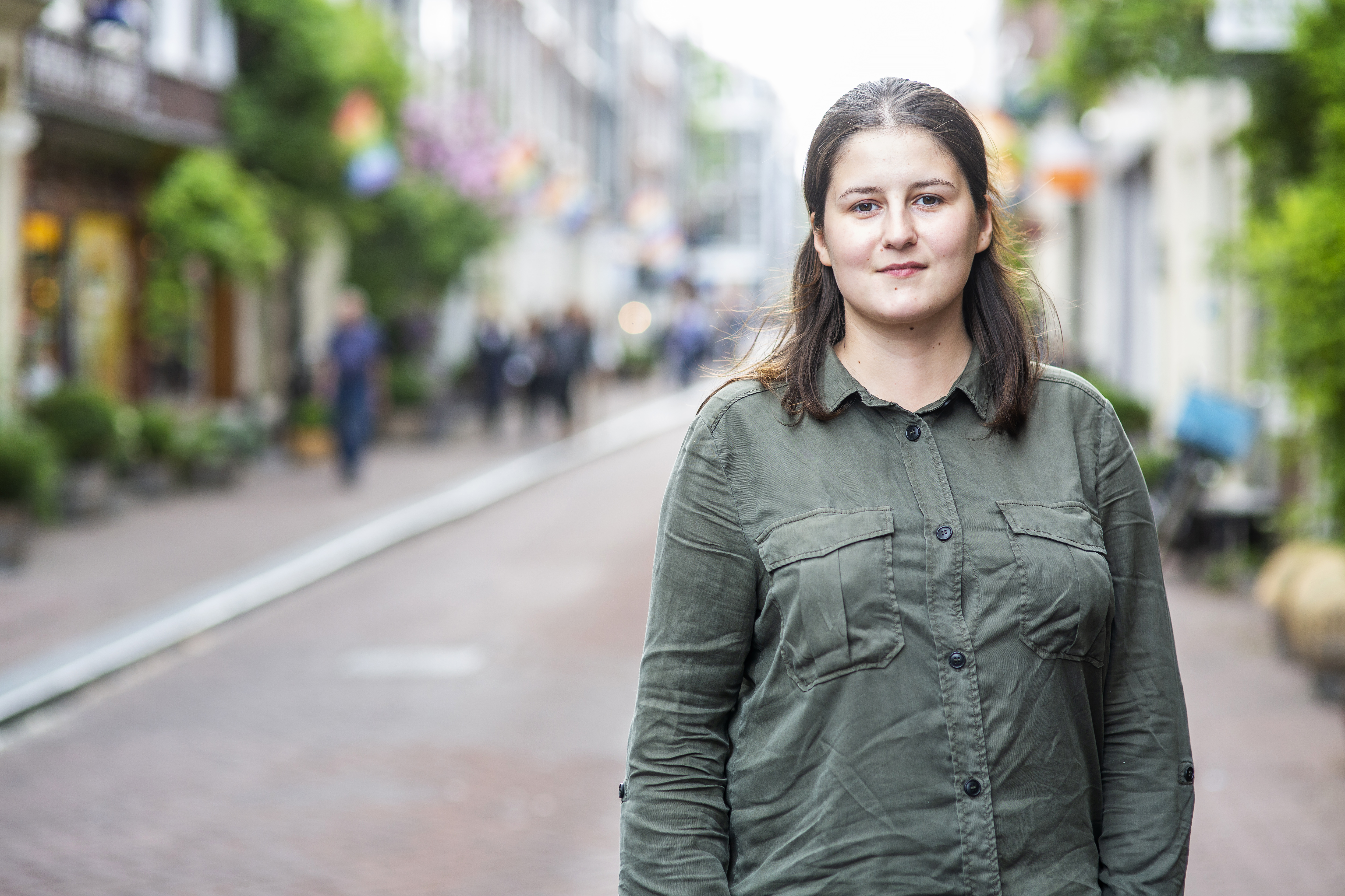 Porträtfoto von Vitalina Koval in einer städtischen Gasse