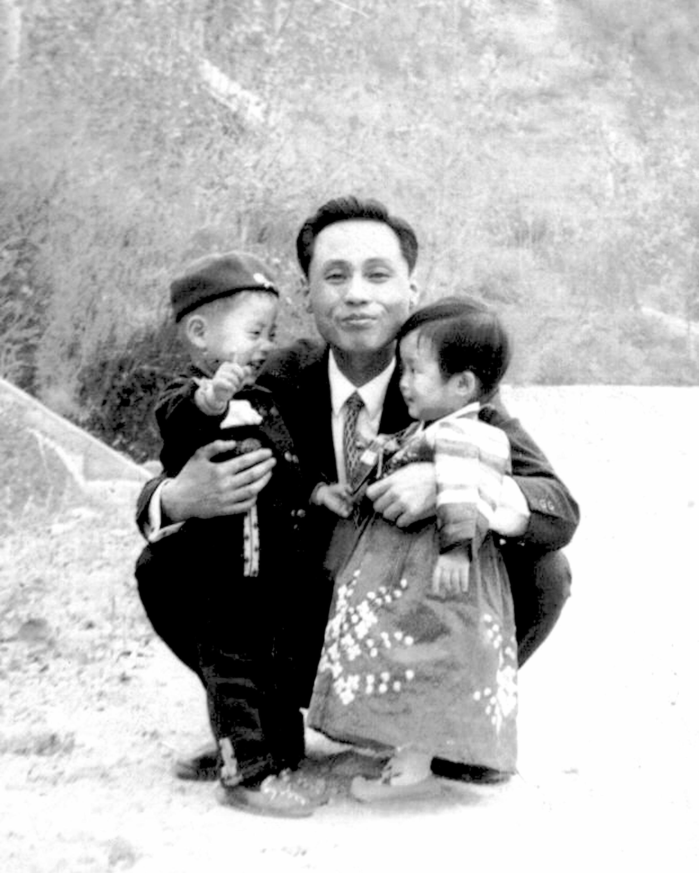 Hwang Won in der Hocke mit seinen zwei kleinen Kindern