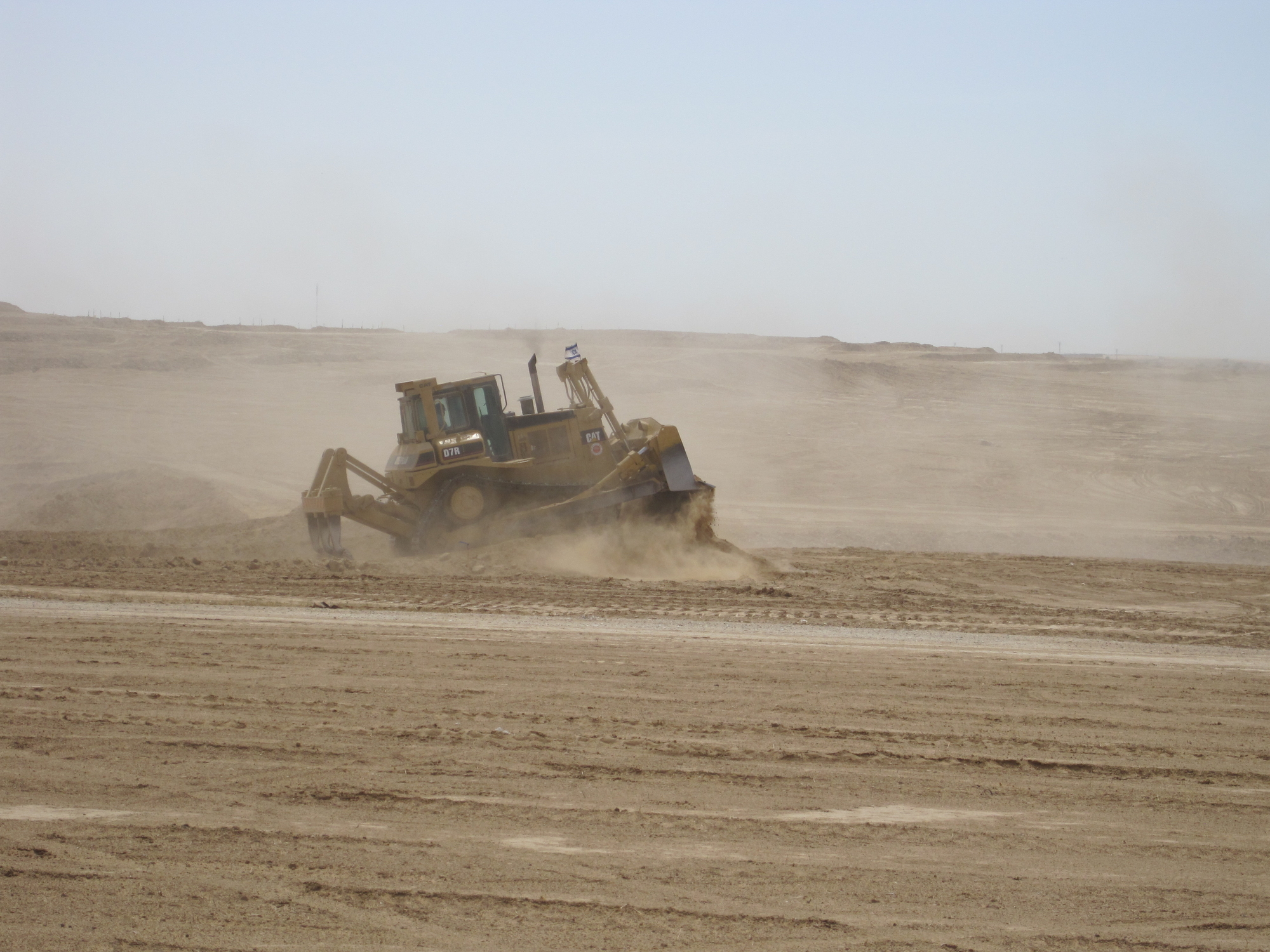 Israel: Planierraupe in der Negev-Wüste bereitet am 25. Mai 2011 Land nahe al-Araqib zur Aufforstung vor