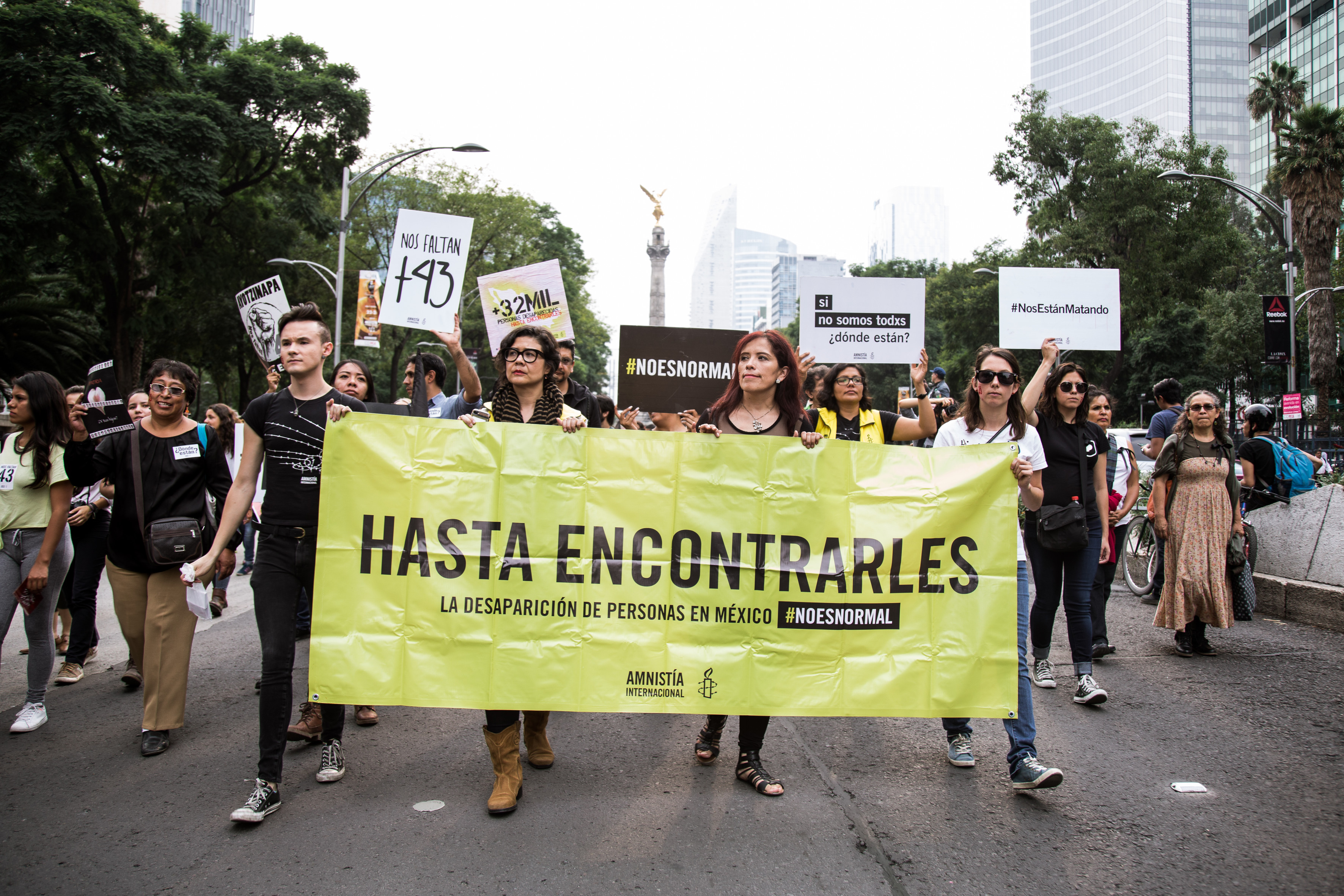 Demonstrationszug mit Amnesty-Transparent, Aufschrift: "Hasta encontrarles"