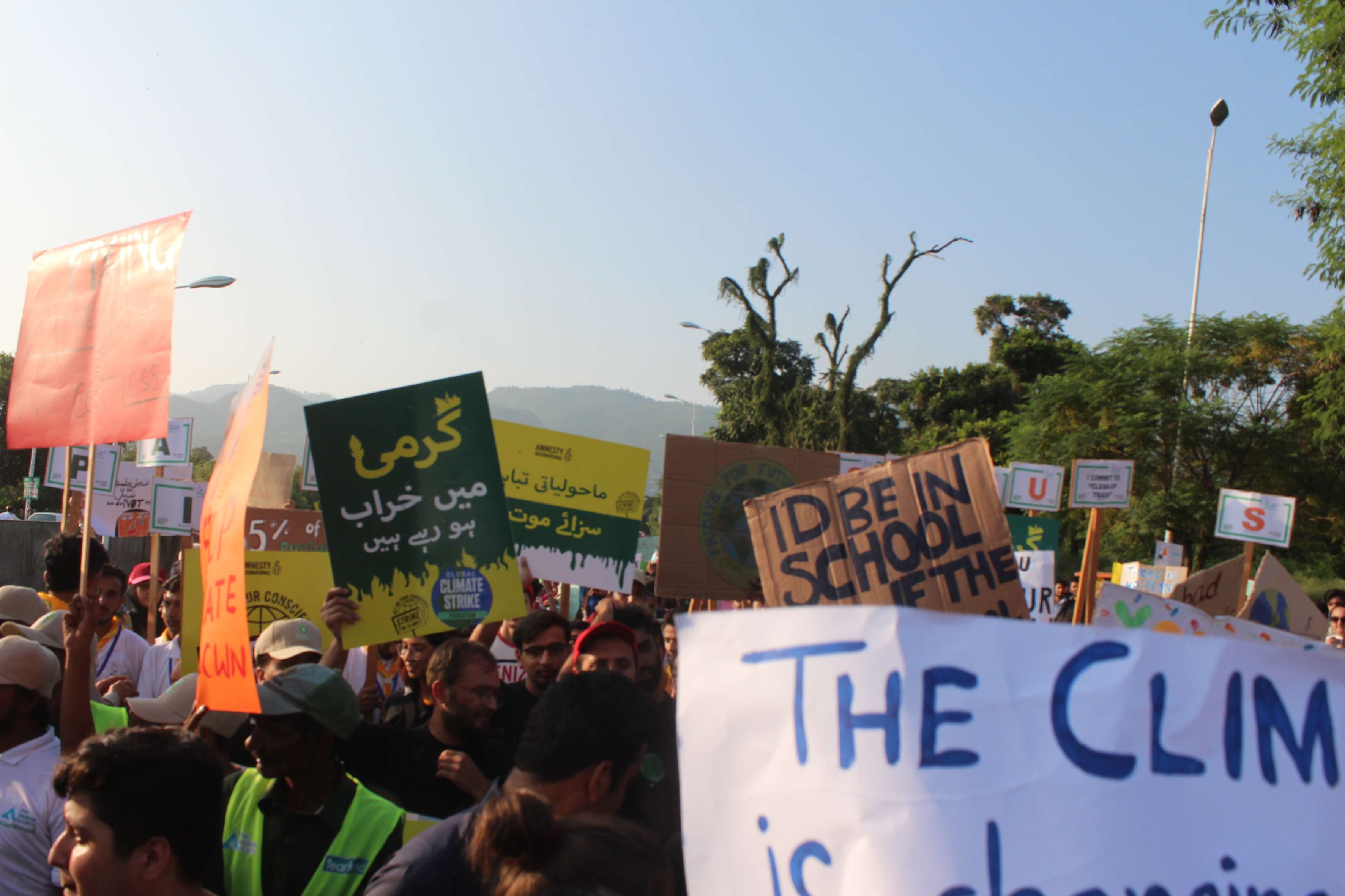 Demonstration mit Schildern