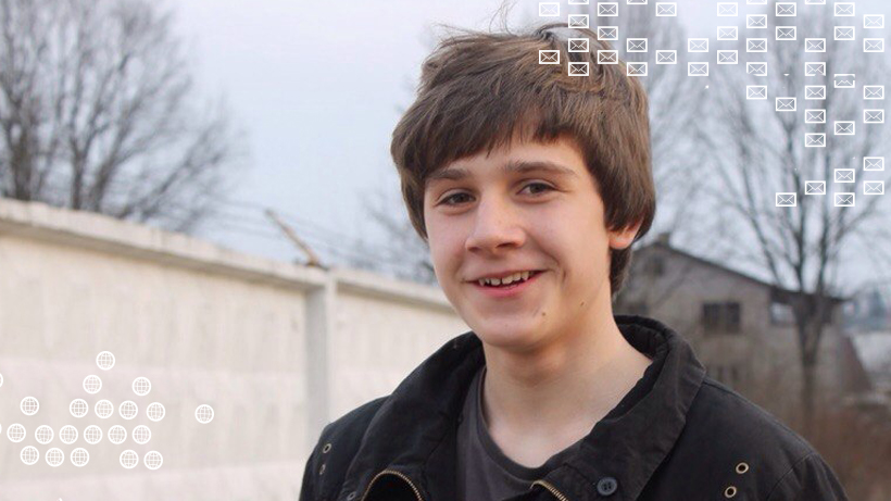Porträt eines Jungen. Im Hintergrund sind Mauern.