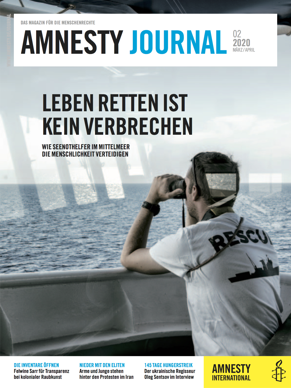 Mann auf einem Schiff lehnt seine Arme auf die Brüstung und blickt durch ein Fernglas aufs offene Meer.