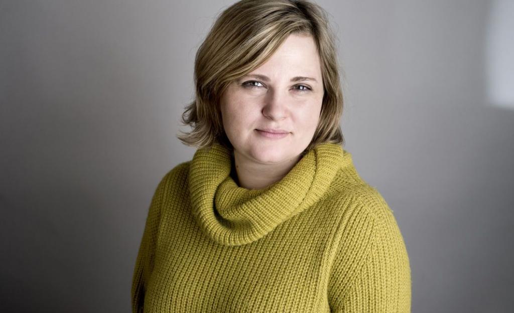 Porträit einer Frau in gelbem Pullover