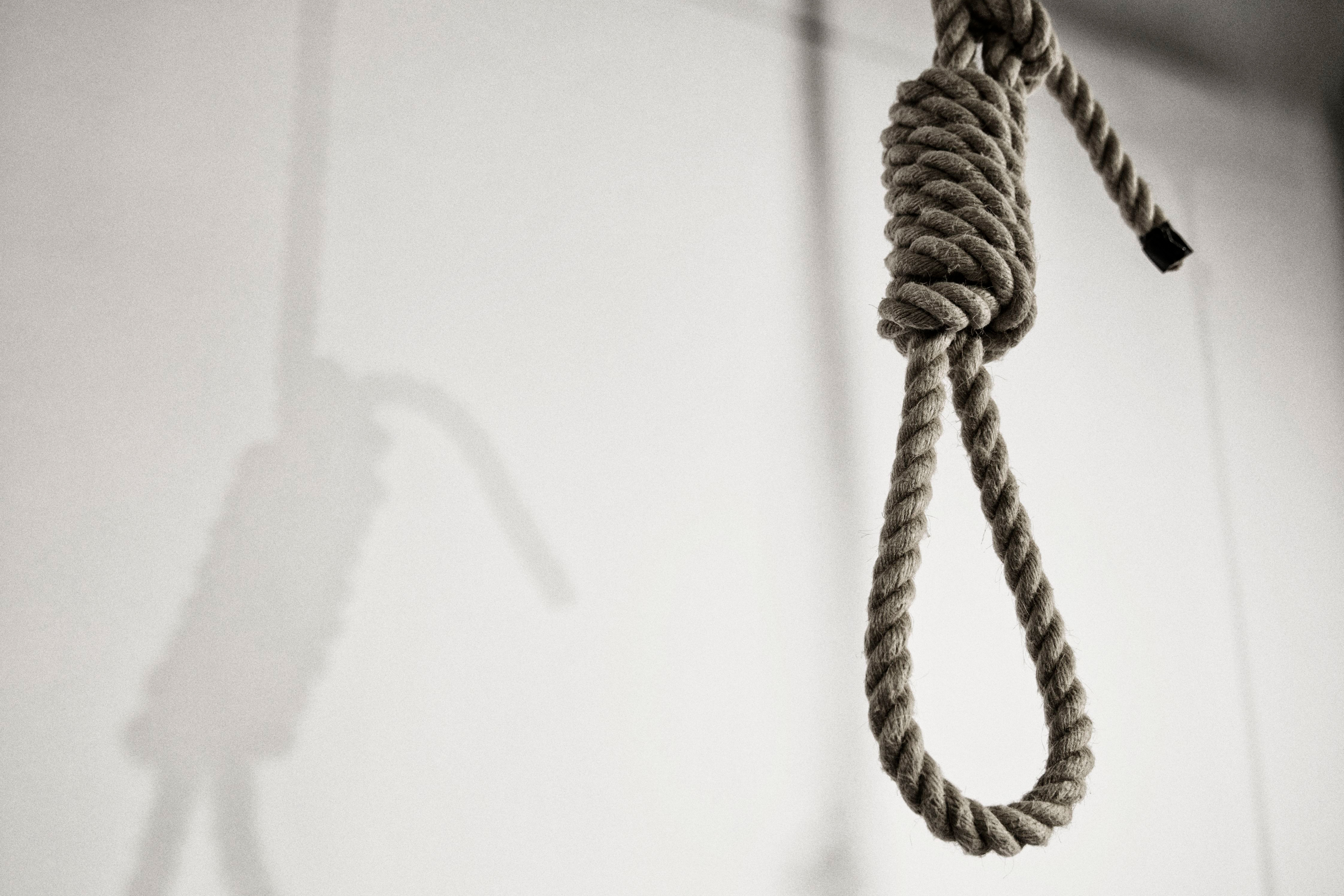 Ein Seil hängt von Decke, so geknüpft, damit ein Mensch erhängt werden kann