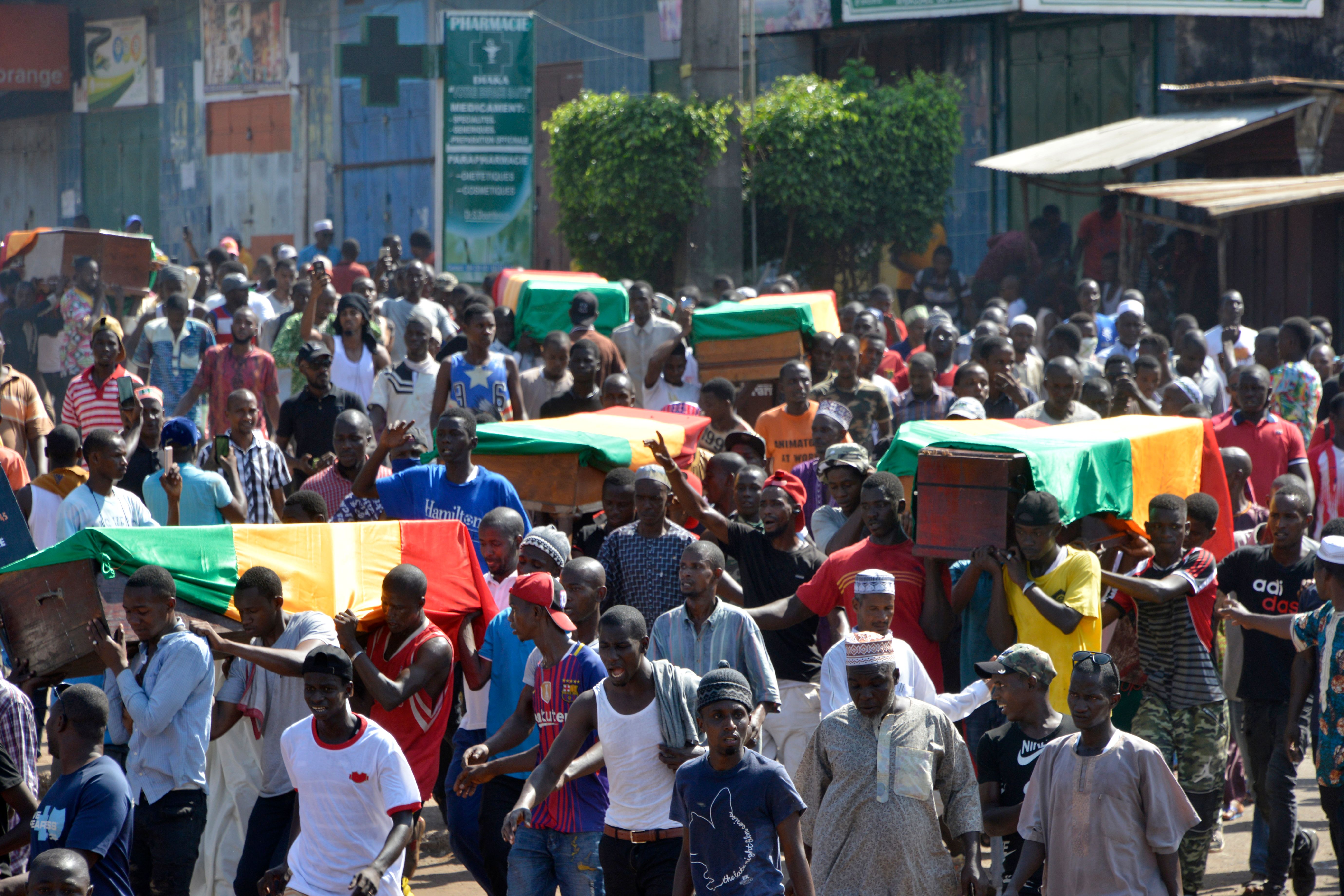 Menschen tragen am 4.11.2019 Särge durch Conakry. Darin sind die bei den Protesten gegen die Verfassungsänderunge Getöteten