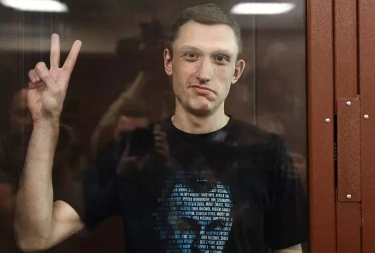 Ein Mann hebt die Hand und macht das Victory-Zeichen