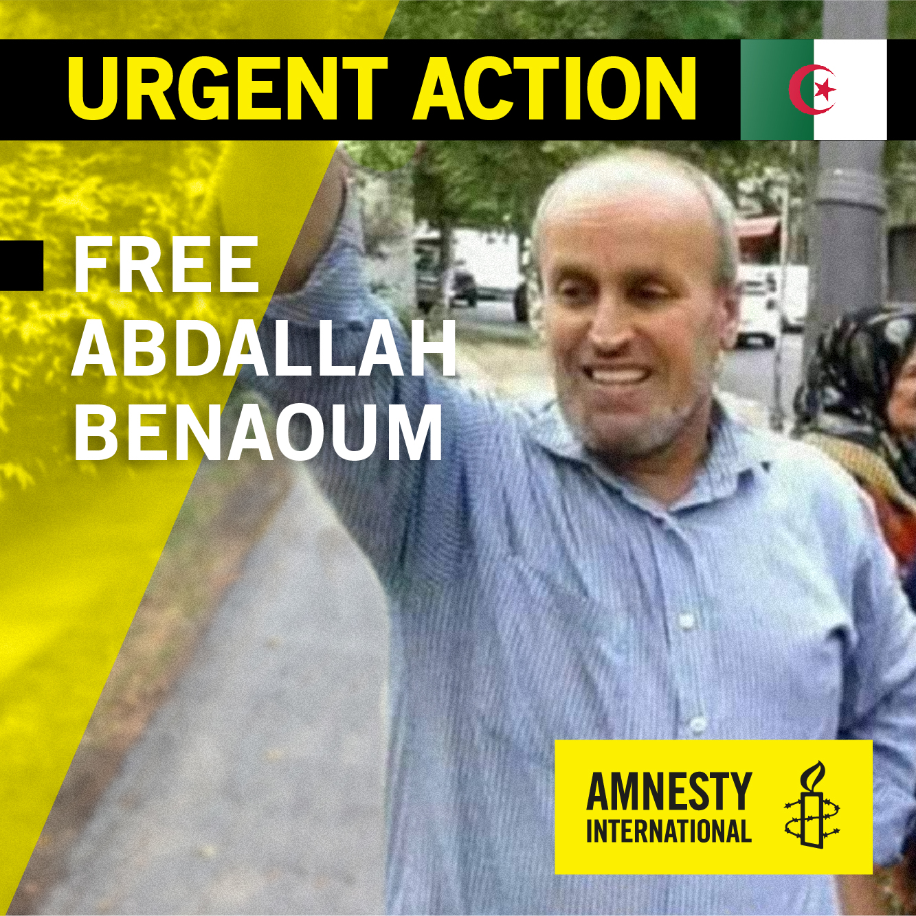 Ein lächelnder Mann mittleren Alters mit blauem Hemd winkt mit einem Arm. Oben der Schriftzug "Urgent Action" und rechts daneben die algerische Flagge. Darunter steht "Free Abdallah Benaoum". In der unteren rechten Ecke befindet sich das Amnesty International Logo.