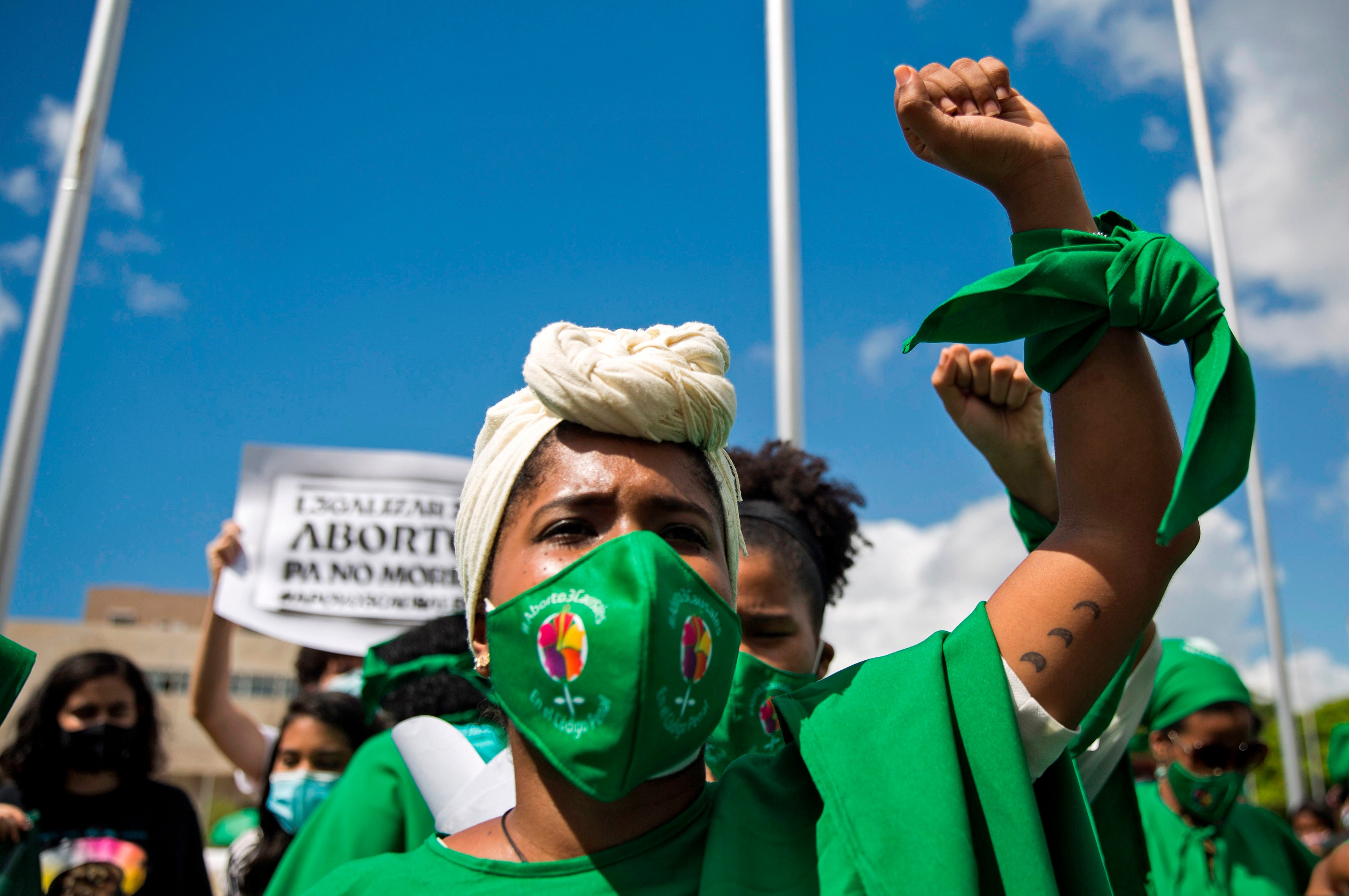 Eine in grün gekleidete Frau demonstriert, gemeinsam mit anderen, vor dem Nationalkongress in Santo Domingo am 6. Oktober 2020 für die Legalisierung von Abtreibungen.