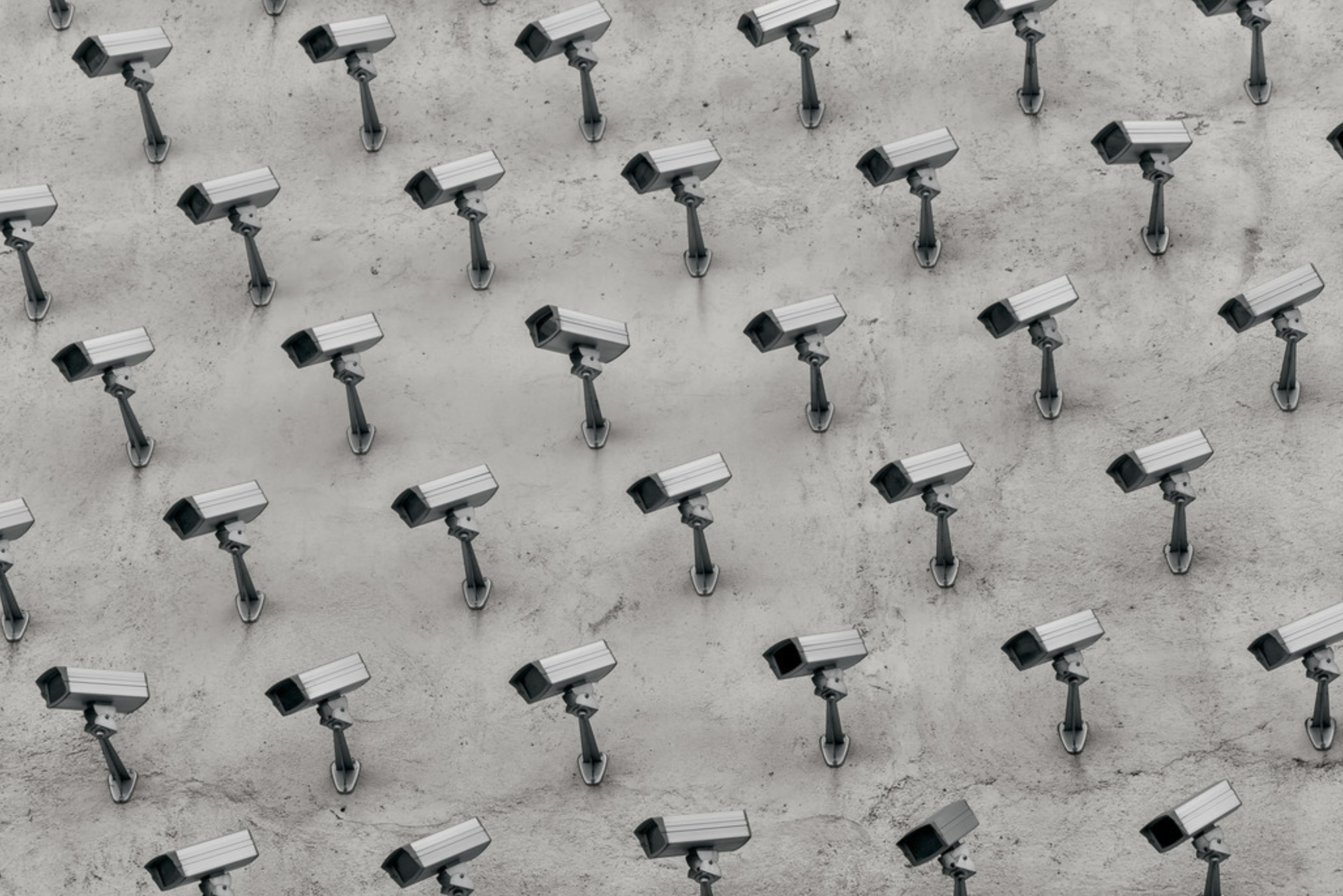 Eine Hauswand mit dutzenden Überwachungskameras