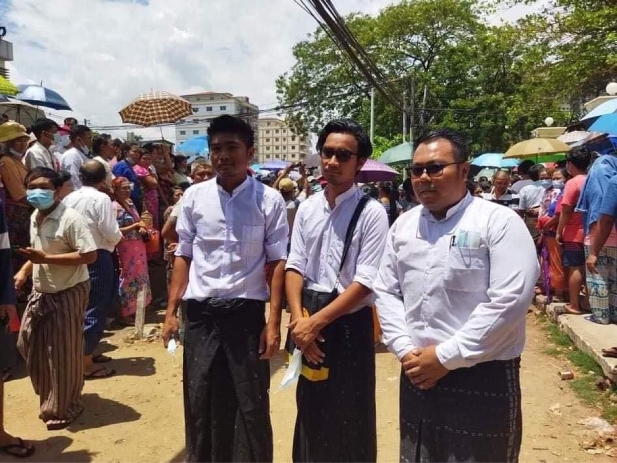 Die drei Satiriker Zayar Lwin, Paing Phyo Min und Paing Ye Thu, dahinter eine Menschenmenge