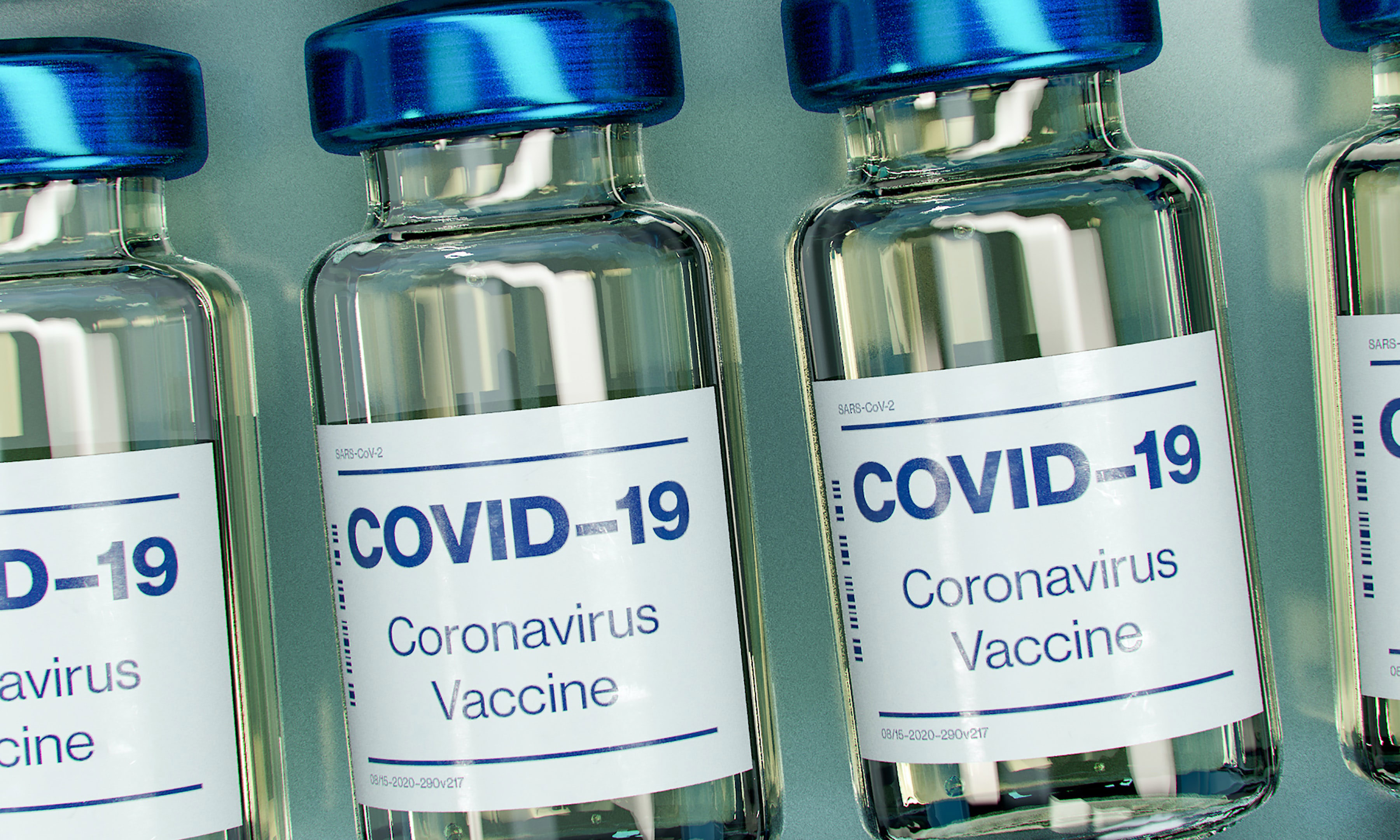 Das Bild zeigt eine Nahaufnahmen von vier Fläschchen mit Impfstoff gegen das Coronavirus.