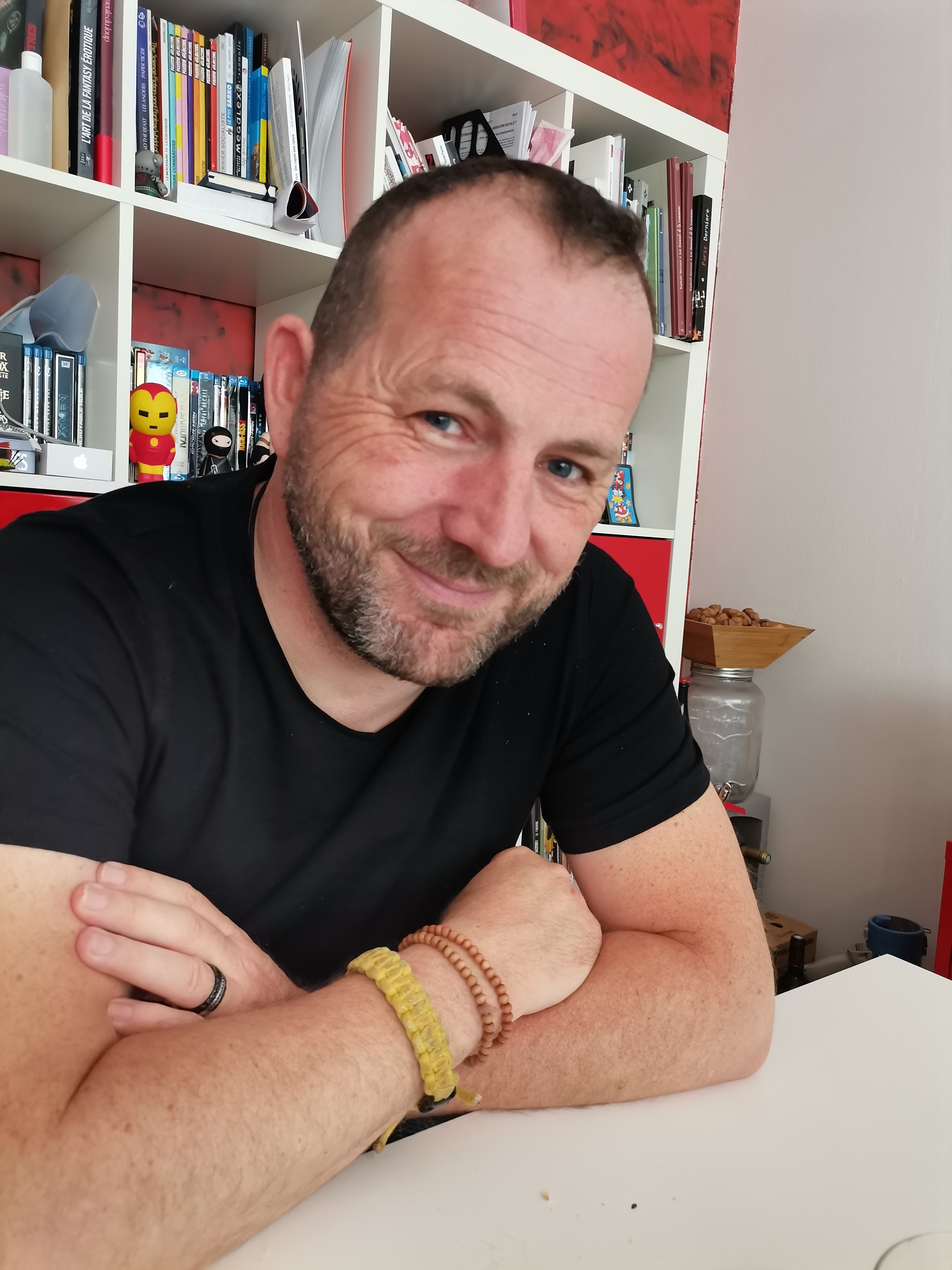 Der Gewerkschafter Frédéric Vuillaume lächelt an einem Tisch in die Kamera, 21. April 2021
