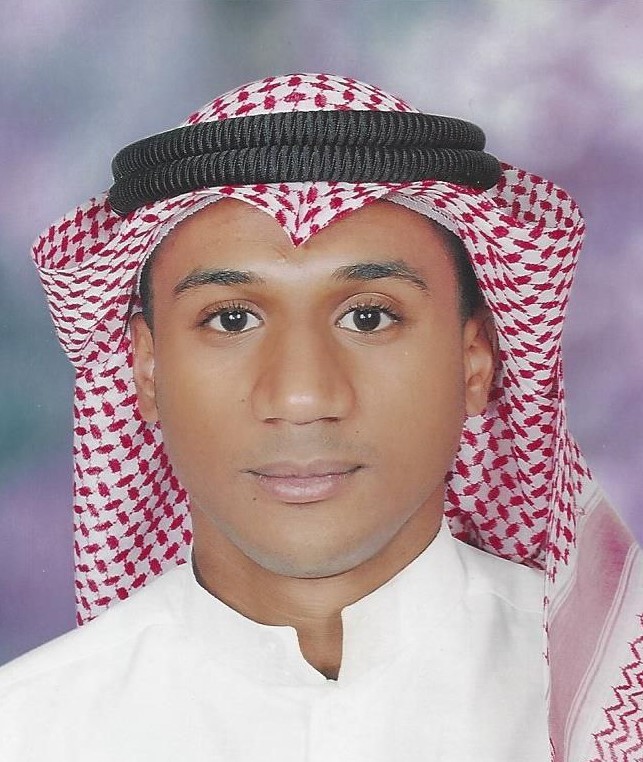 Ein junger Mann mit saudi-arabischer Kopfbedeckung schaut in die Kamera.