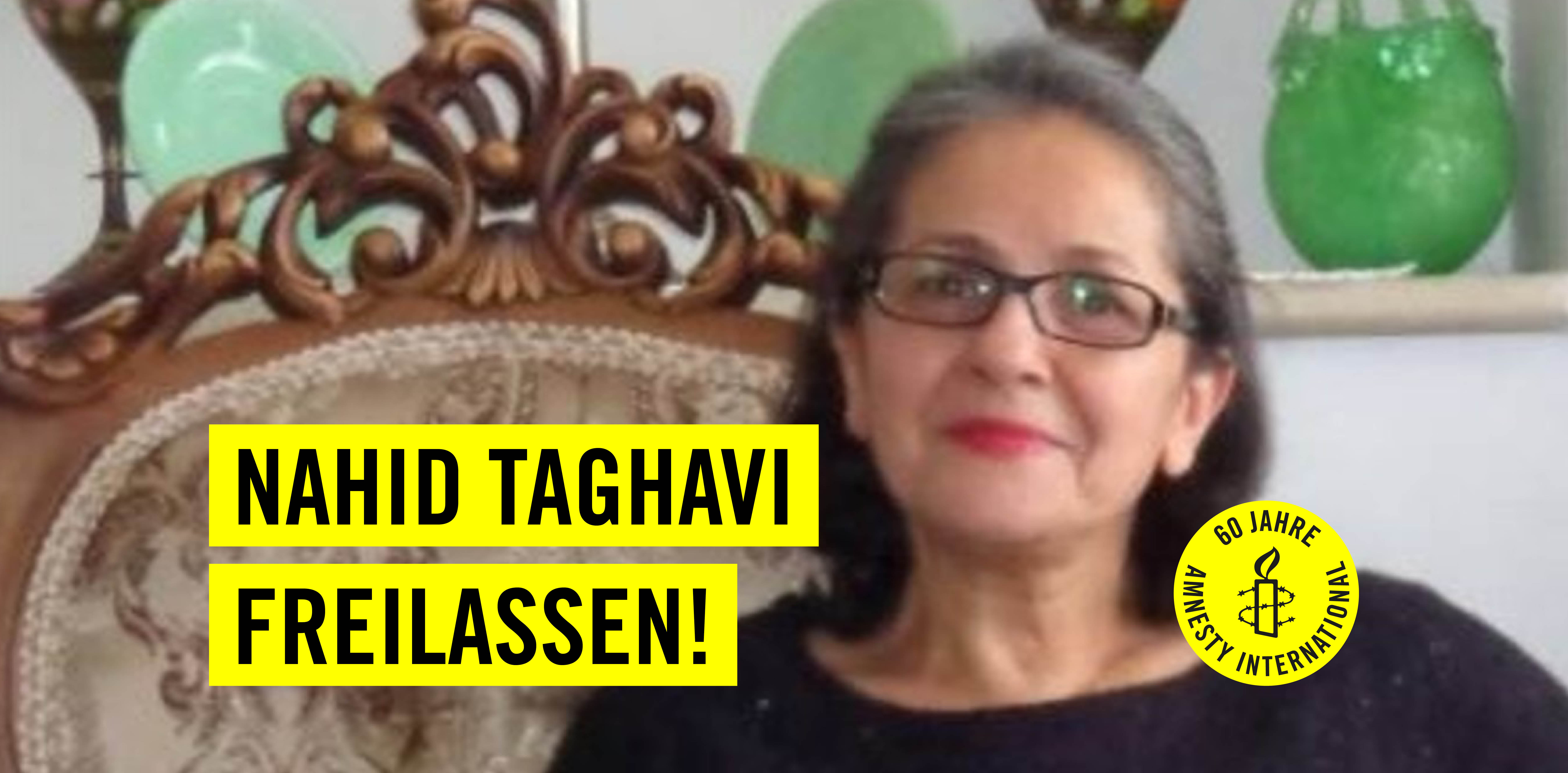 Eine ältere Frau mit schulterlangen grauen Haaren sitzt auf einem eleganten Sessel. Sie trägt eine Brille, roten Lippenstift und ein schwarzes Kleid. Auf gelben Balken steht in schwarzer Schrift "Nahid Taghavi freilassen!" und auf einem schwarzen Kreis steht in schwarzer Schrift "60 Jahre Amnesty International" und es ist eine Kerze zu sehen, die von Stacheldraht umwickelt ist. 