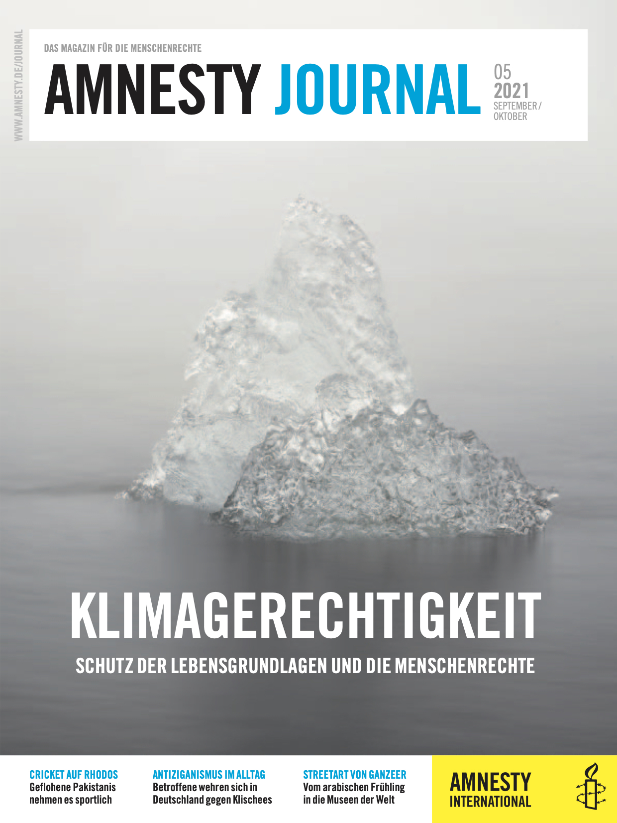 Das Bild zeigt das Cover des Amnesty-Journals, auf dem zwei schmilzende Eisberge vor einem nebligen Hintergrund im Wasser schwimmen.