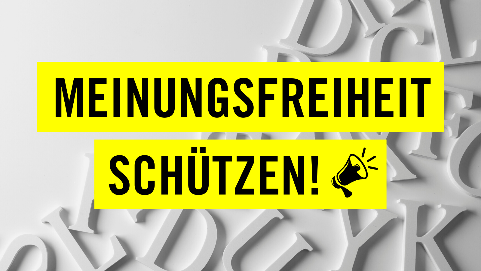 er Schriftzug "Meinungsfreiheit schützen" steht auf zwei gelben Balken. Der Hintergrund ist weiß mit Buchstaben, die sich leicht absetzen.