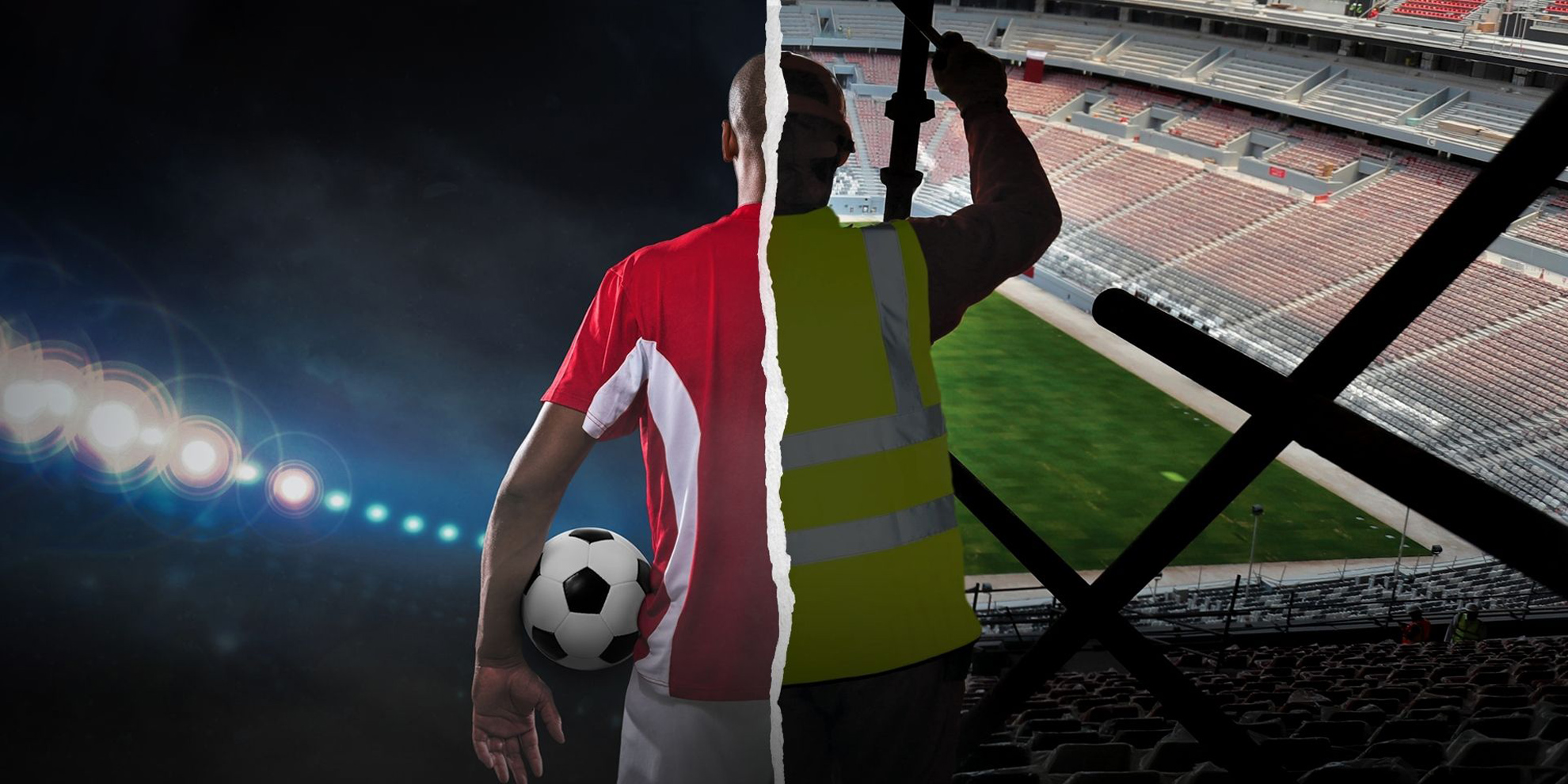 Das Foto hat zwei verschiedene Hälften und sieht aus, als wäre in der Mitte ein Riss. Auf der linken Hälfte ist von hinten ein Fußballspieler in einem roten Trikot mit einem Fußball unterm Arm zu sehen, der in ein beleuchtetes großes Stadium blickt. In der rechten Bildhälfte ist ein Mann zu sehen, der ein Gerüst in einem Stadium aufbaut. 
