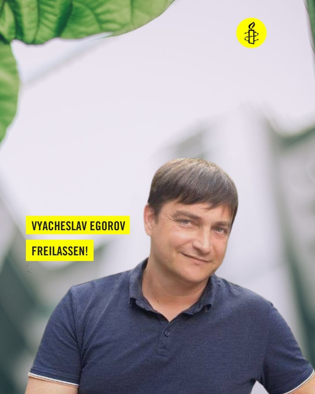 Portraitfoto eines Mannes vor einem unklaren Hintergrund. Neben seinem Kopf steht auf gelbem Grund "Der russische Umweltaktivist Vyacheslav Egorov freilassen!".