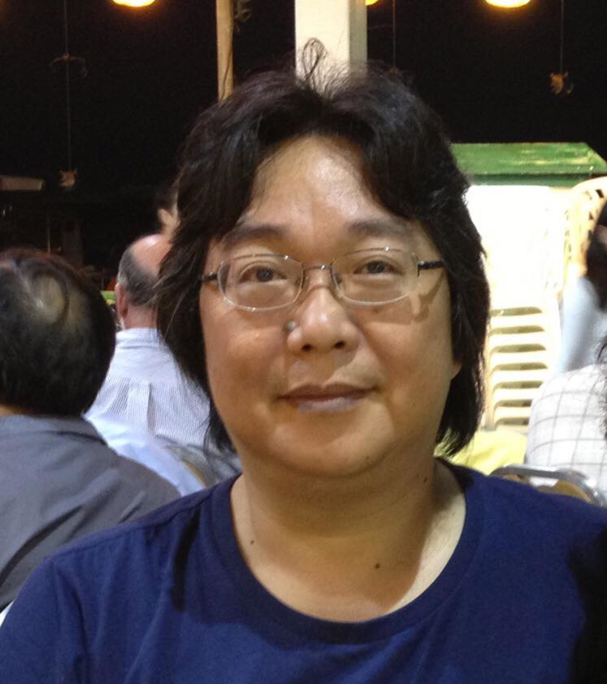 Das Bild zeigt eine Portraitaufnahme von Gui Minhai, der in die Kamera schaut und eine Brille trägt.