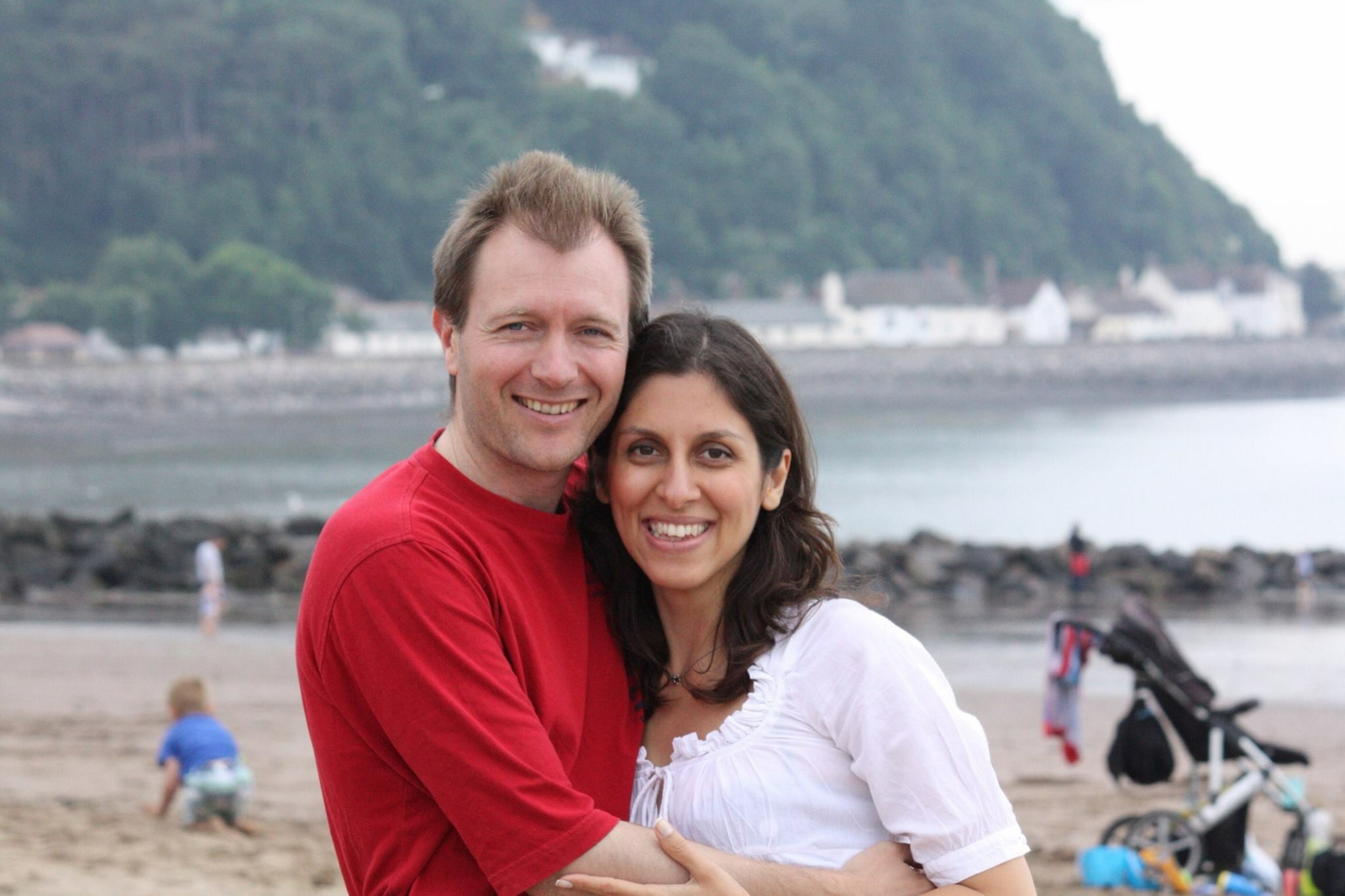 Das Bild zeigt das Ehepaar Nazanin Zaghari-Ratcliffe und Richard Ratcliffe, die vor einem Strand stehen.