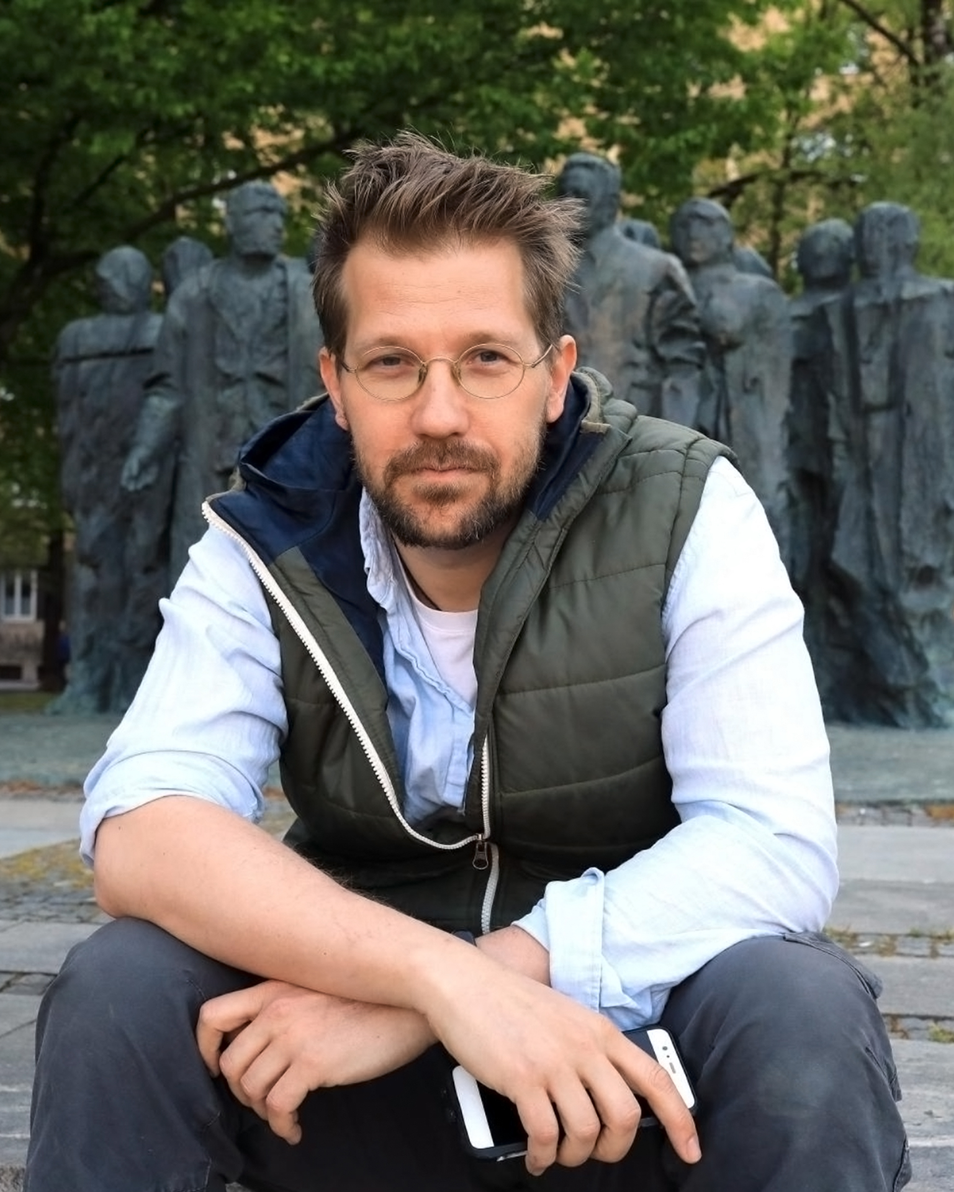 Das Bild zeigt das Porträtfoto eines Mannes mit Brille