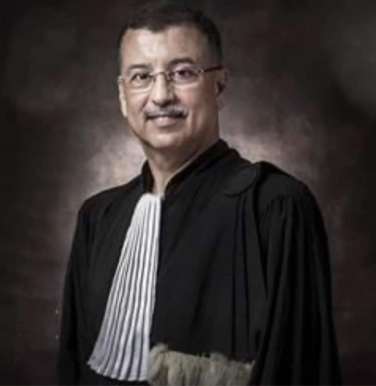 Das Bild zeigt einen Mann in Robe