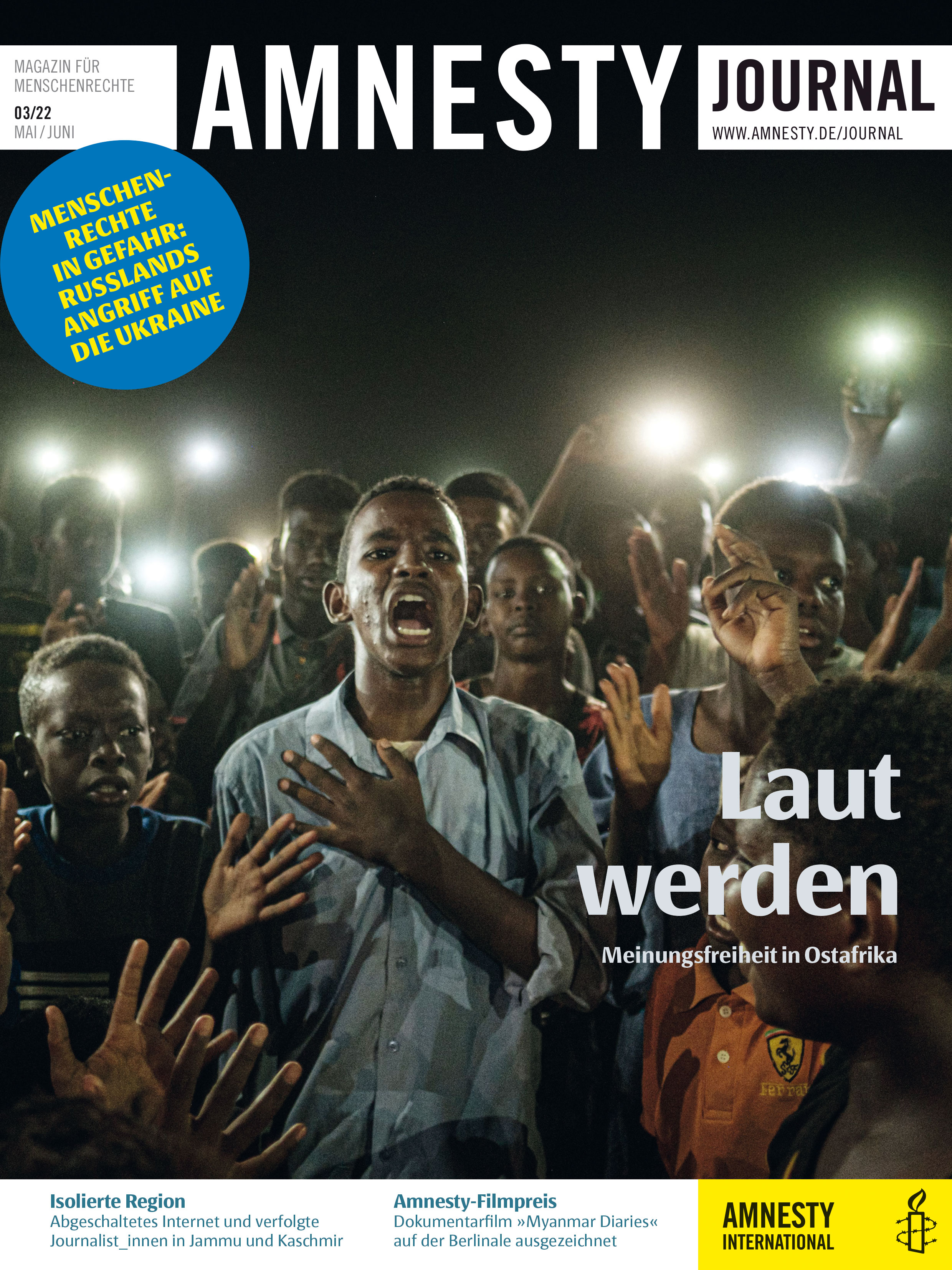 Bei Nacht stehen einige junge Männer und Jungen dicht und dicht beisammen, manche heben die Hände, einer von ihnen trägt ein Hemd, legt seine linke Hand auf seine Brust und hat den Mund weit geöffnet, weil er wahrscheinlich gerade etwas ruft.