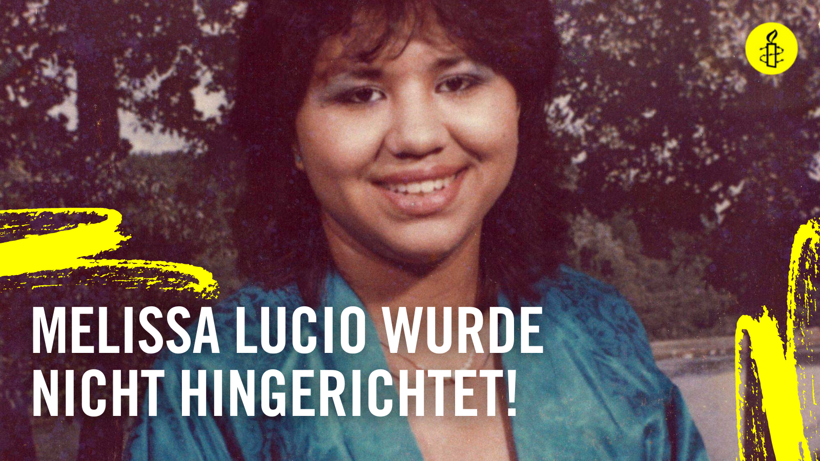 Im Hintergrund: Porträtfoto einer Frau mit Blick zentriert in die Kamera gerichtet. Links unten steht: "Melissa Lucio wurde nicht hingerichtet"