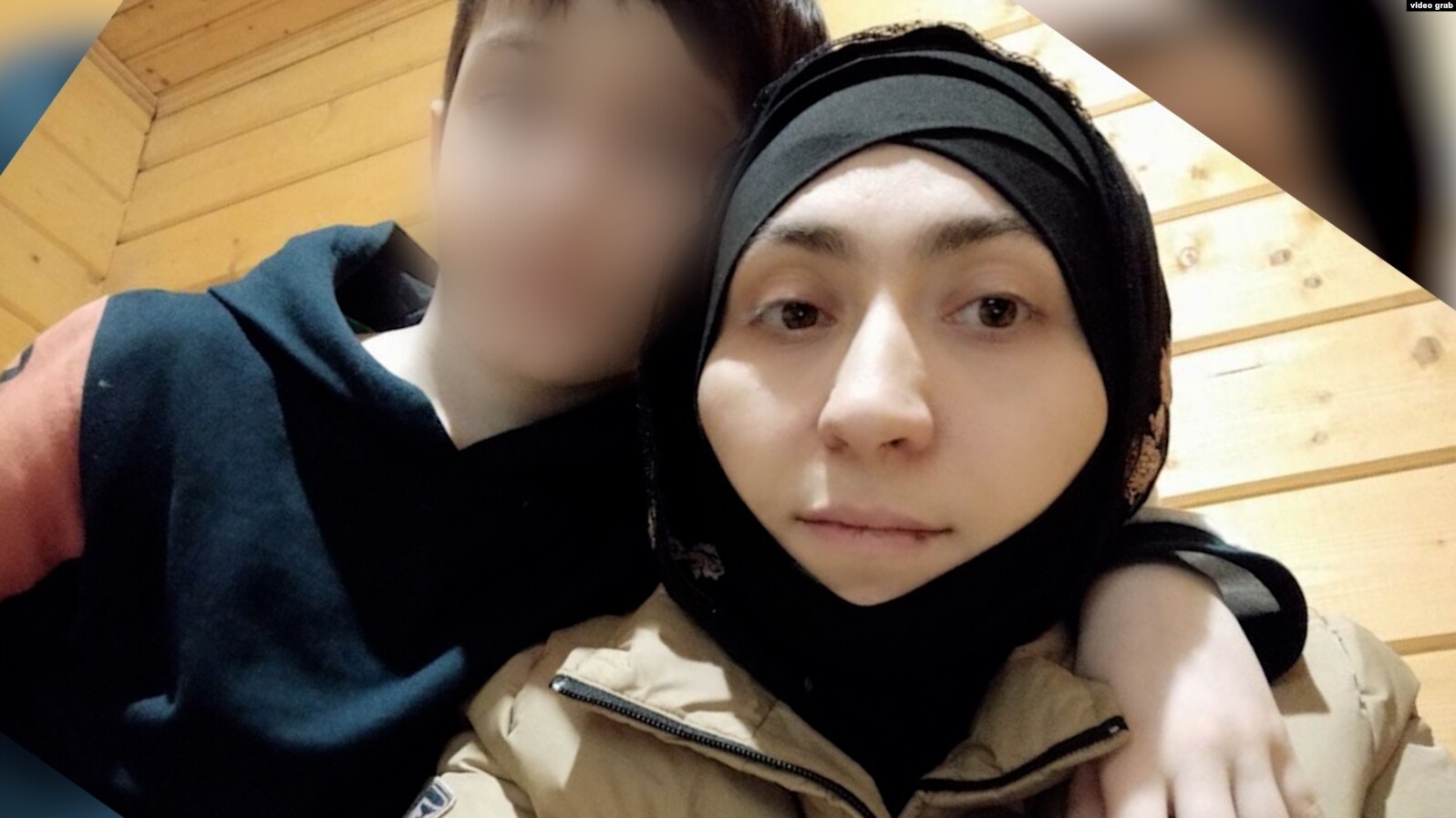 Das Bild zeigt eine Frau mit Kopftuch, sie schaut in die Kamera