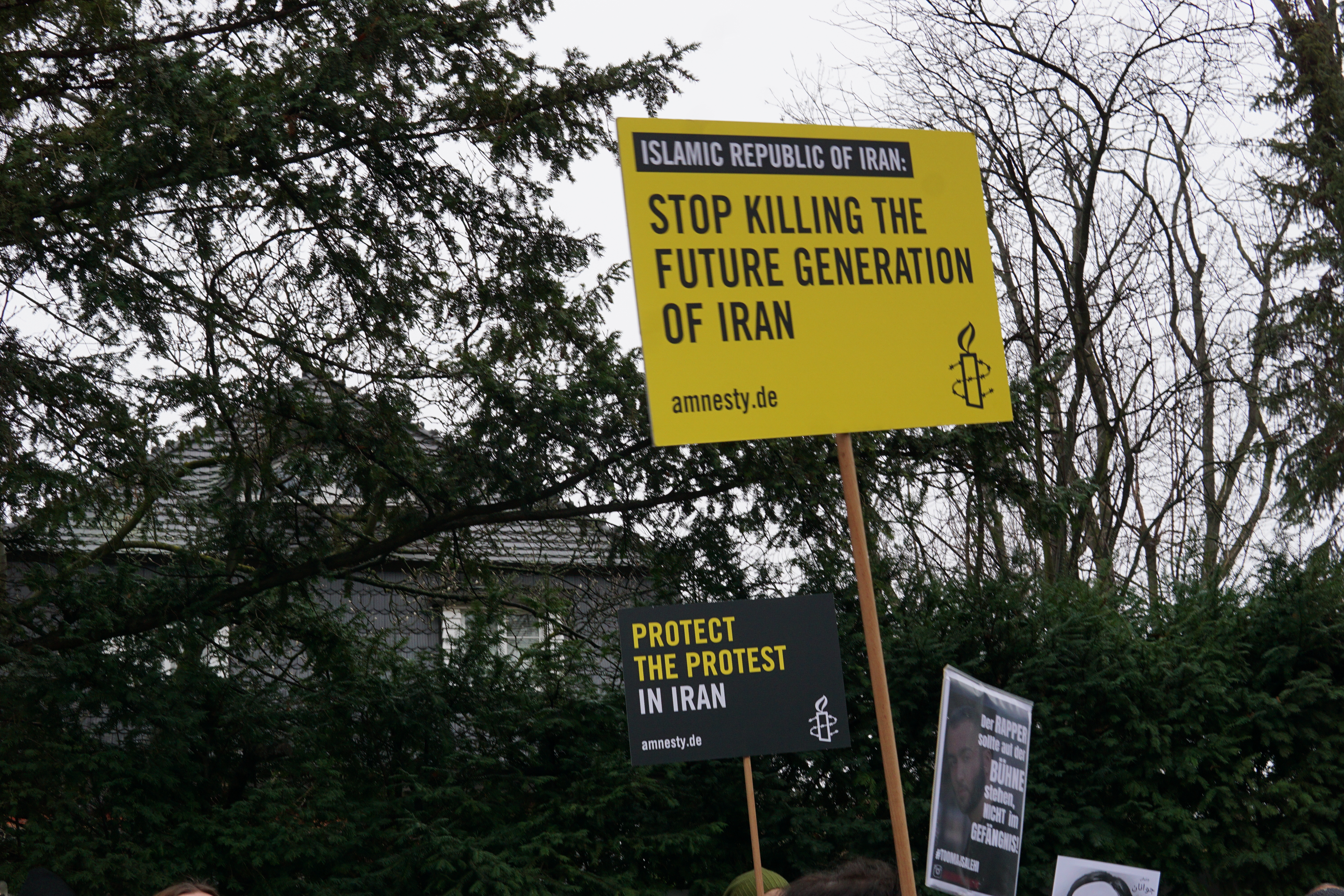 Das Bild zeigt ein Protestplakat von Amnesty