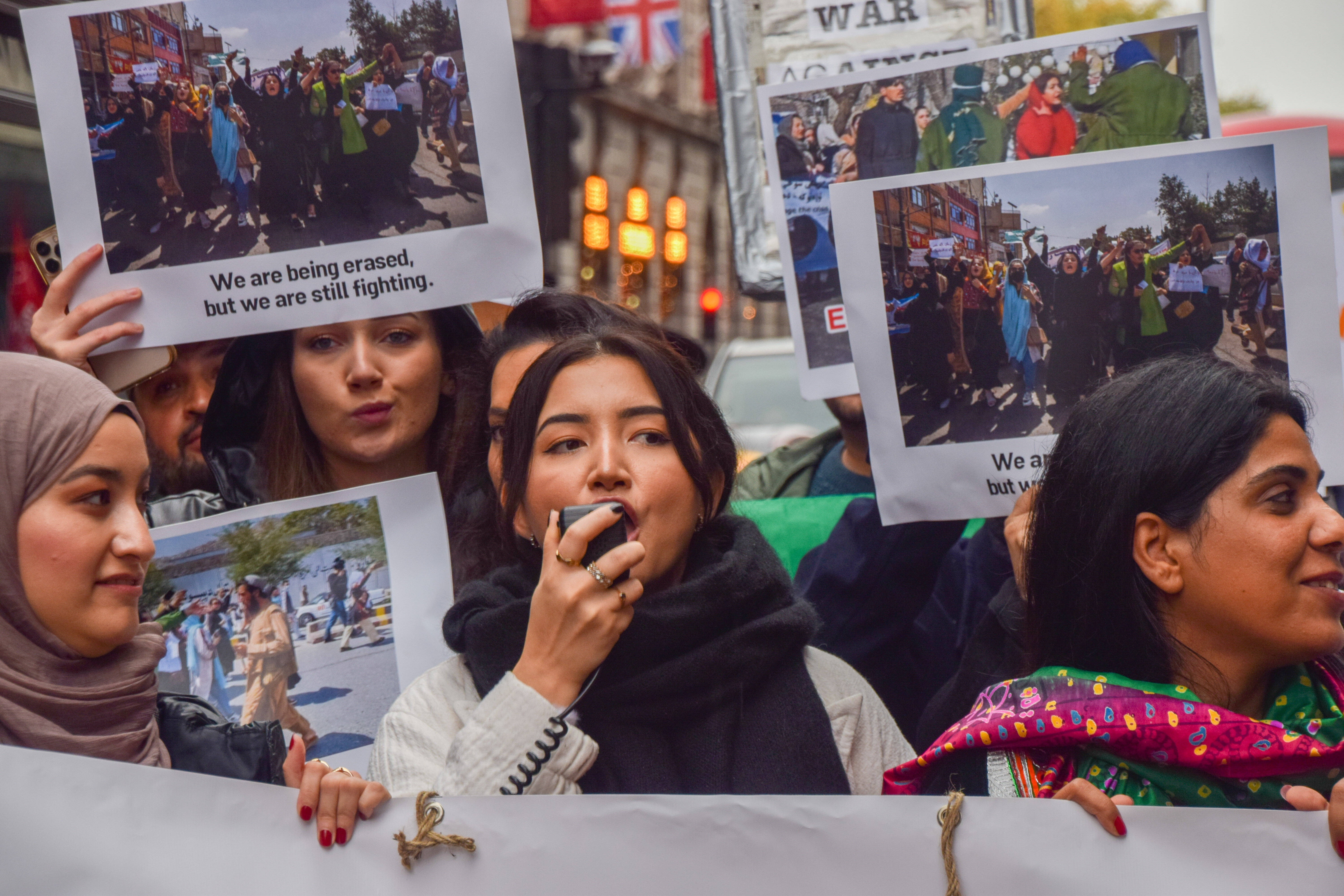 Das Bild zeigt eine Demonstration, mehrere Frauen halten Plakate in der Hand