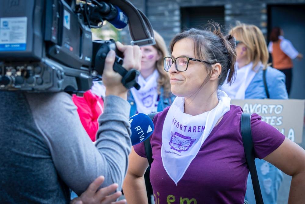 Das Bild zeigt das Porträtbild einer Frau, neben ihr steht ein Kameramann