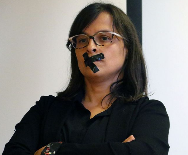 Das Bild zeigt das Porträtbild einer Frau, ihr Mund ist mit Klebeband zugeklebt