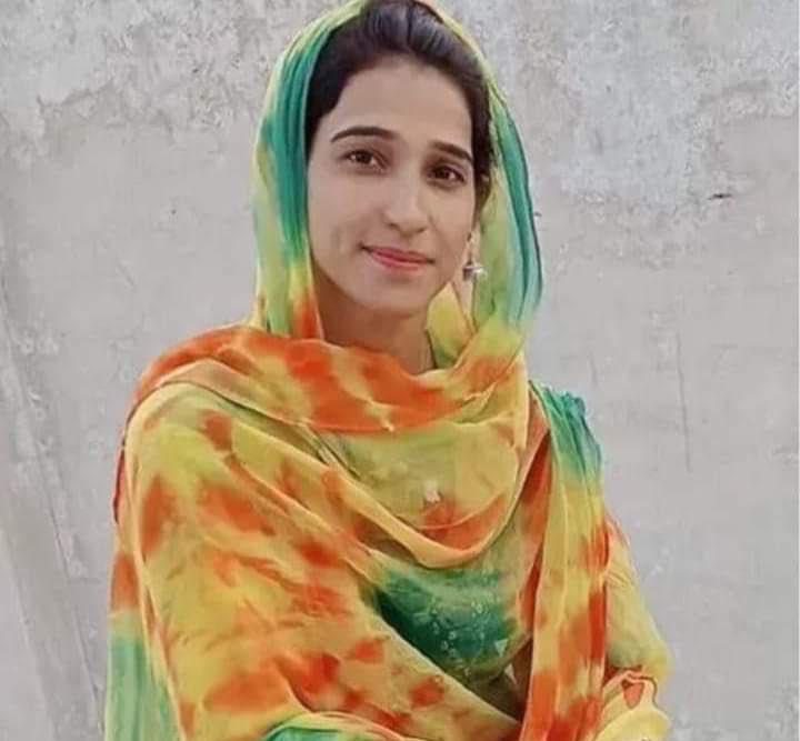 Porträtfoto von Malah Baloch, die ein buntes Kopftuch trägt und in die Kamera lächelt.