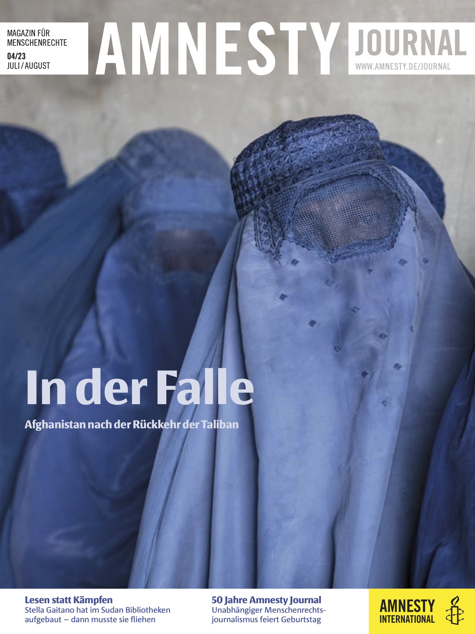 Mehrere verschleierte Frauen, sie tragen alle Burka, stehen hintereinander. Darüber der Schriftzug des Amnesty Journals und in der Mitte des Covers der Titel der Ausgabe: "In der Falle – In der Falle – Afghanistan nach der Rückkehr der Taliban"