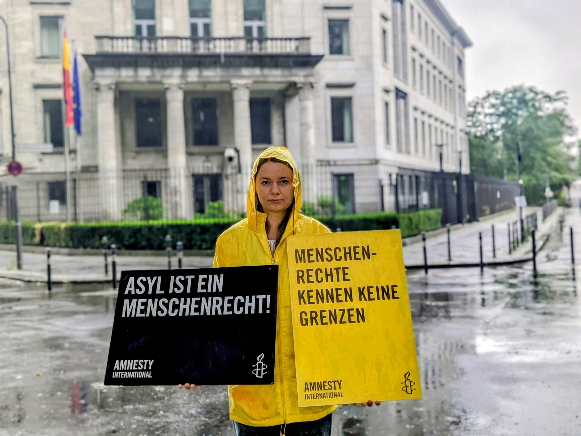 Das Bild zeigte eine Person mit einem Protestschild