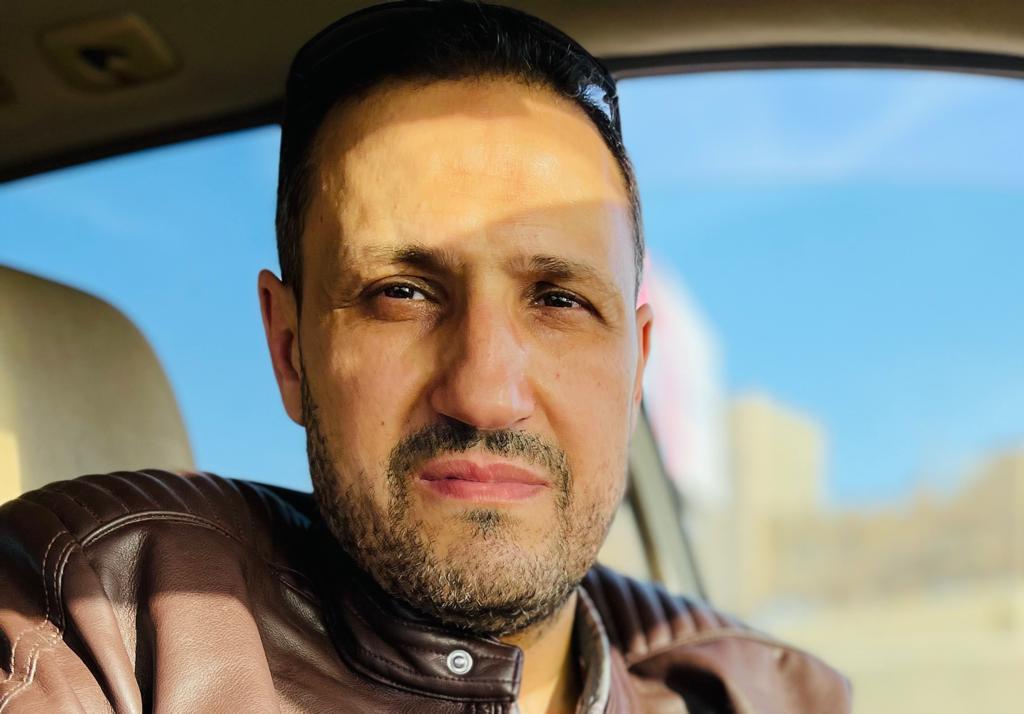 Diese Selfie-Aufnahme zeigt Farouq Alsqidig Abdulsalam Ben Saeed in einem Auto sitzend. Er blickt ernst in die Kamera.