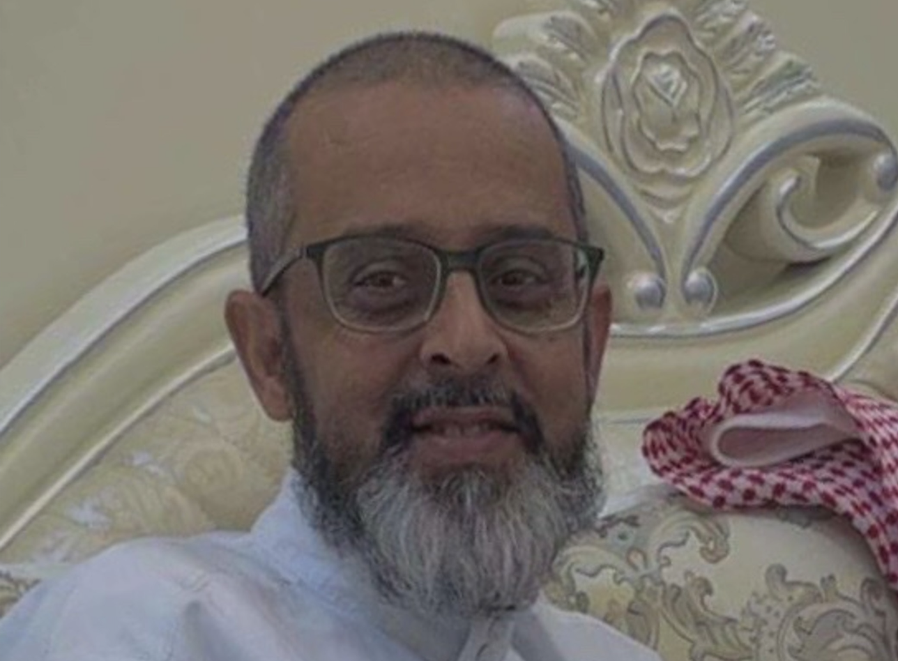 Porträtaufnahme von Mohammad bin Nasser al-Ghamdi, der eine Brille und einen Bart trägt und in die Kamera lächelt.
