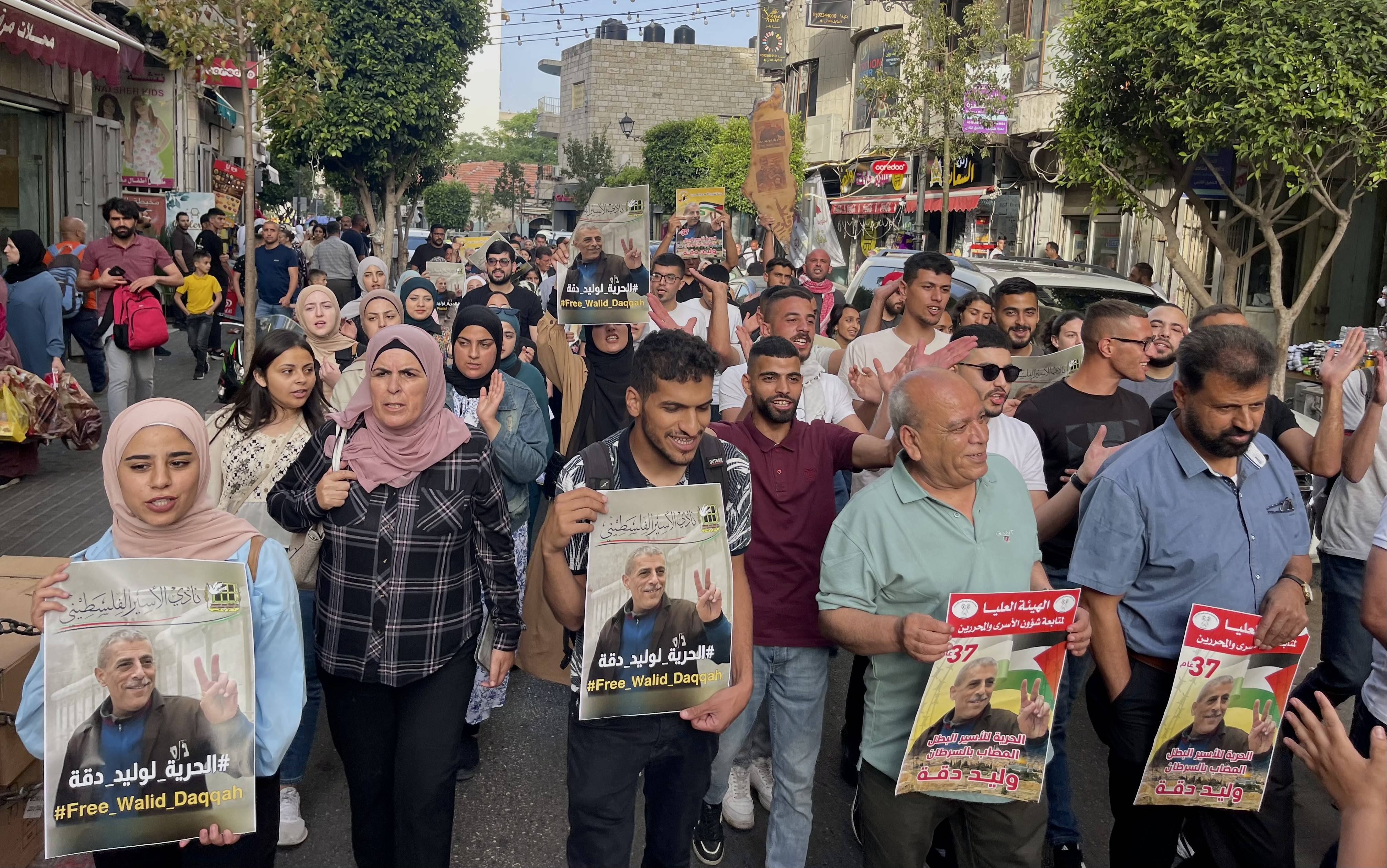 Das Bild zeigt viele Menschen mit Protestplakaten