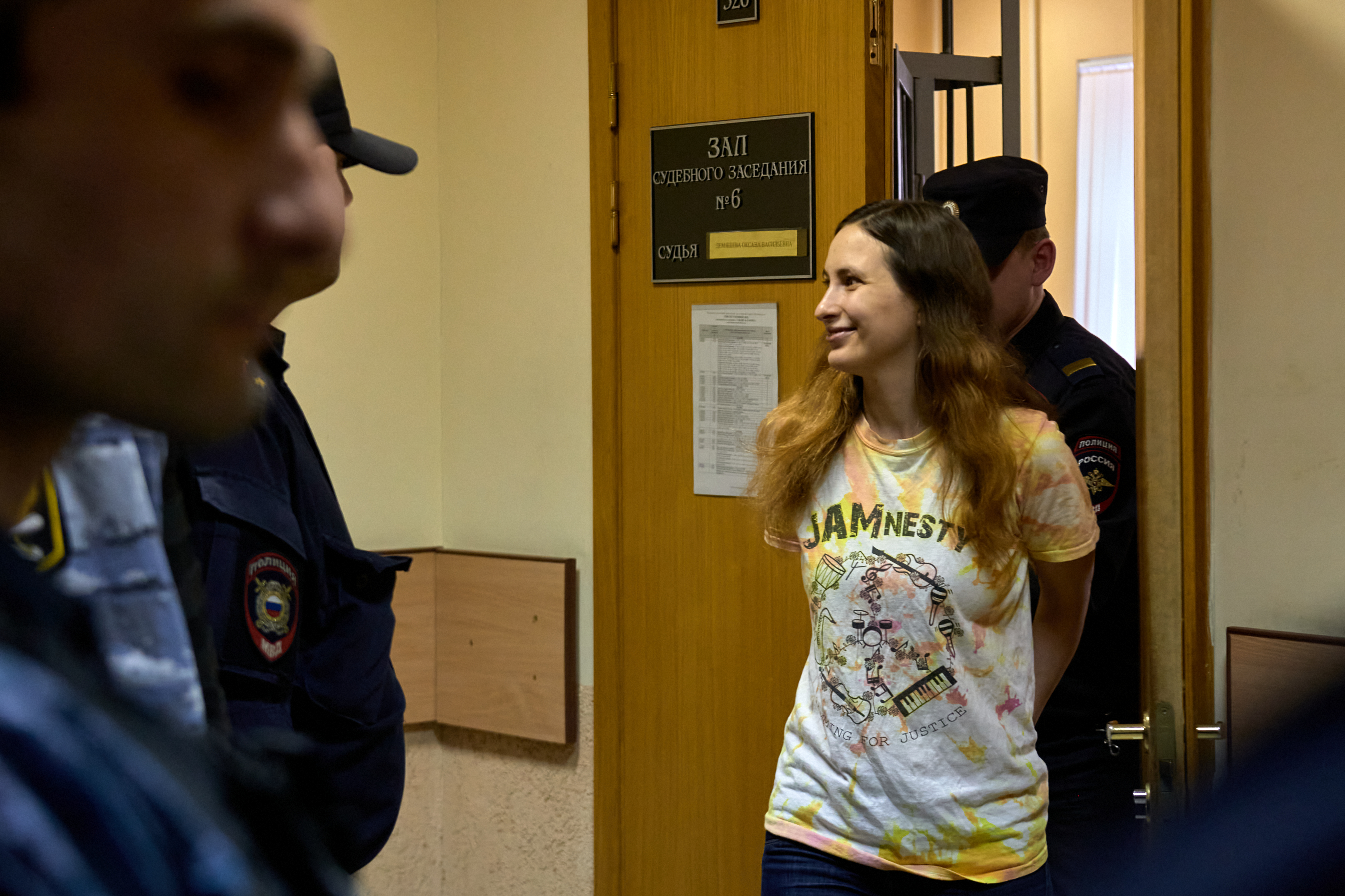 Die russische Aktivistin Aleksandra Skochilenko bei ihrer Anhörung vor einem Gericht in Sankt Petersburg (Archivbild)