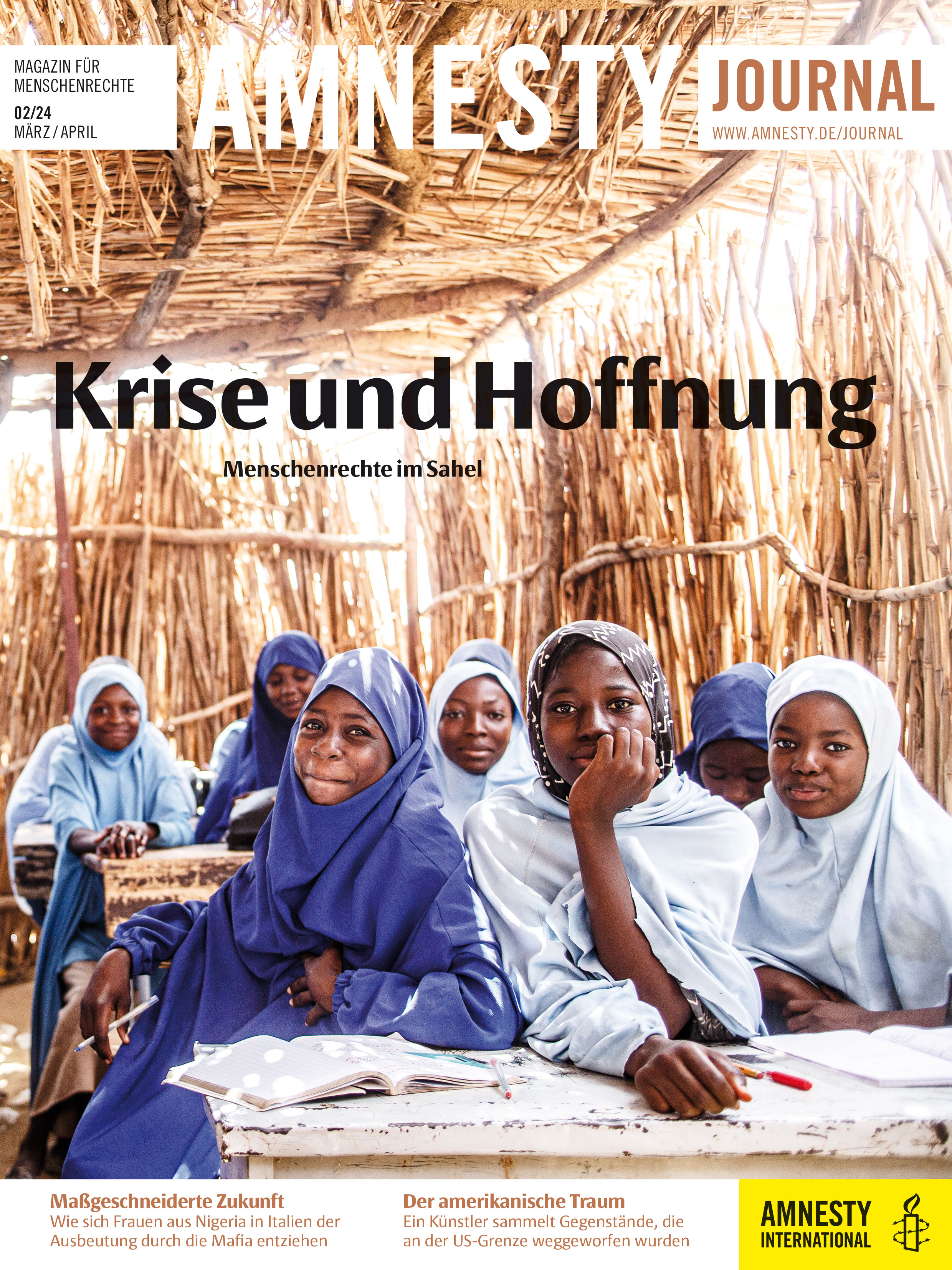 Frauen (POC) sitzen in einer Strohhütte zusammen an Schultischen, auf denen aufgeschlagene Bücher liegen, sie tragen Kopftücher. Schriftzug "Amnesty Journal" und "Krise und Hoffnung – Menschenrechte im Sahel".
