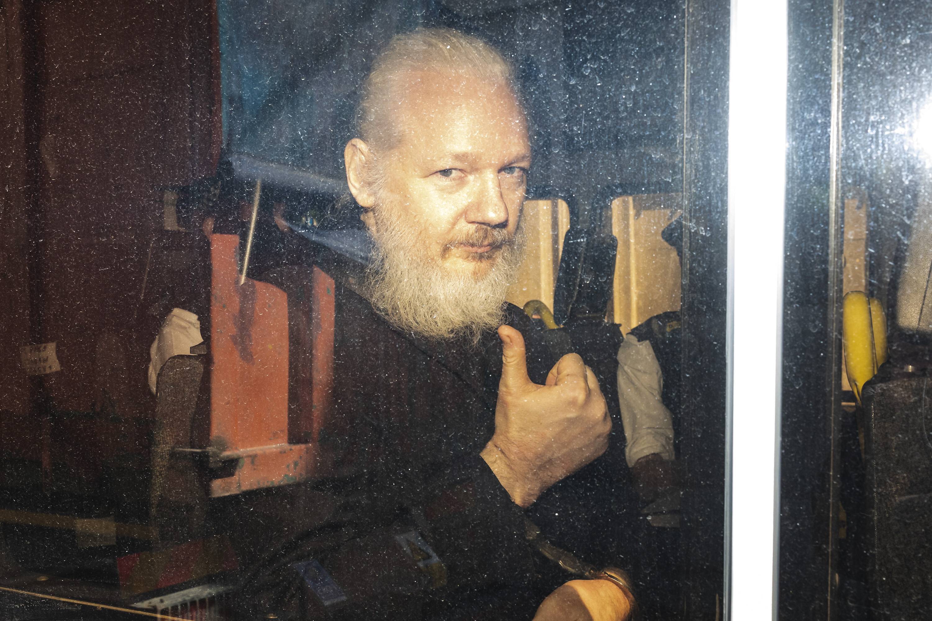 Das Bild zeigt einen Mann, der den Daumen hebt und in die Kamera schaut