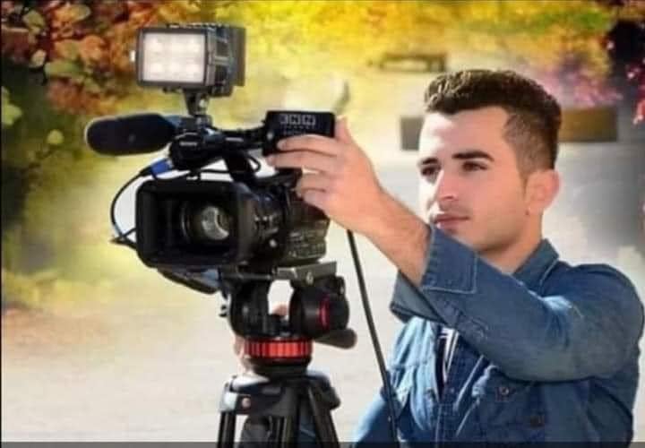 Das Bild zeigt ein Foto eines jungen Mannes, der bedient eine Filmkamera