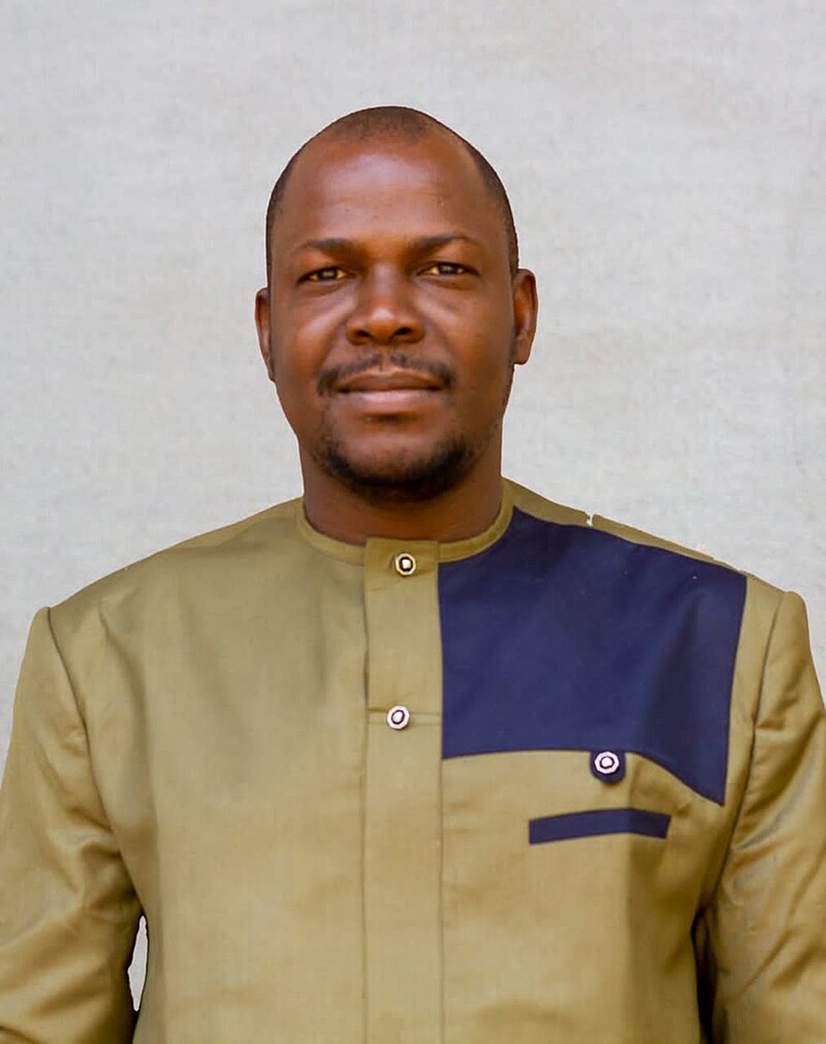 Porträtfoto von Etienne Fakaba Sissoko, der in die Kamera lächelt.