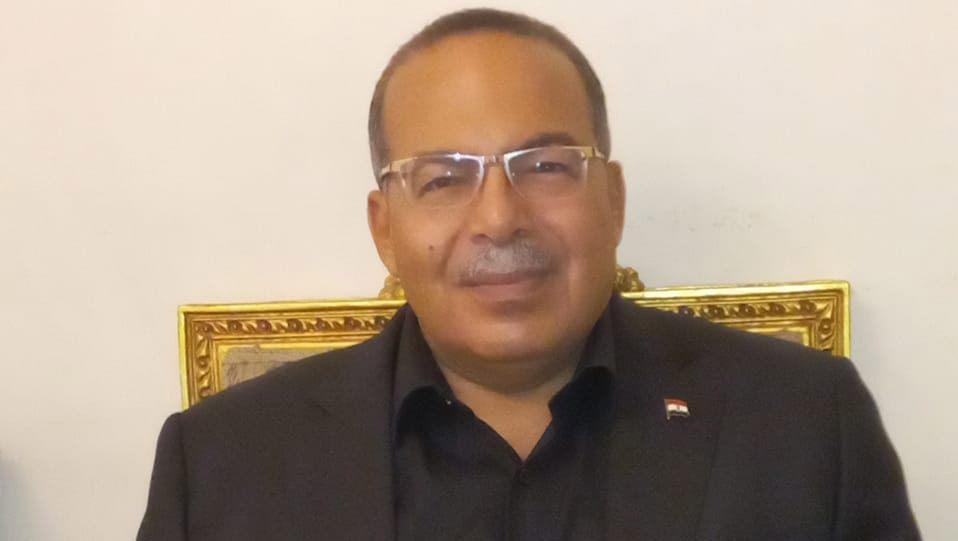 Porträtfoto von Yehia Hussein Abdelhady, der ein Jacket und eine Brille trägt und leicht in die Kamera lächelt.
