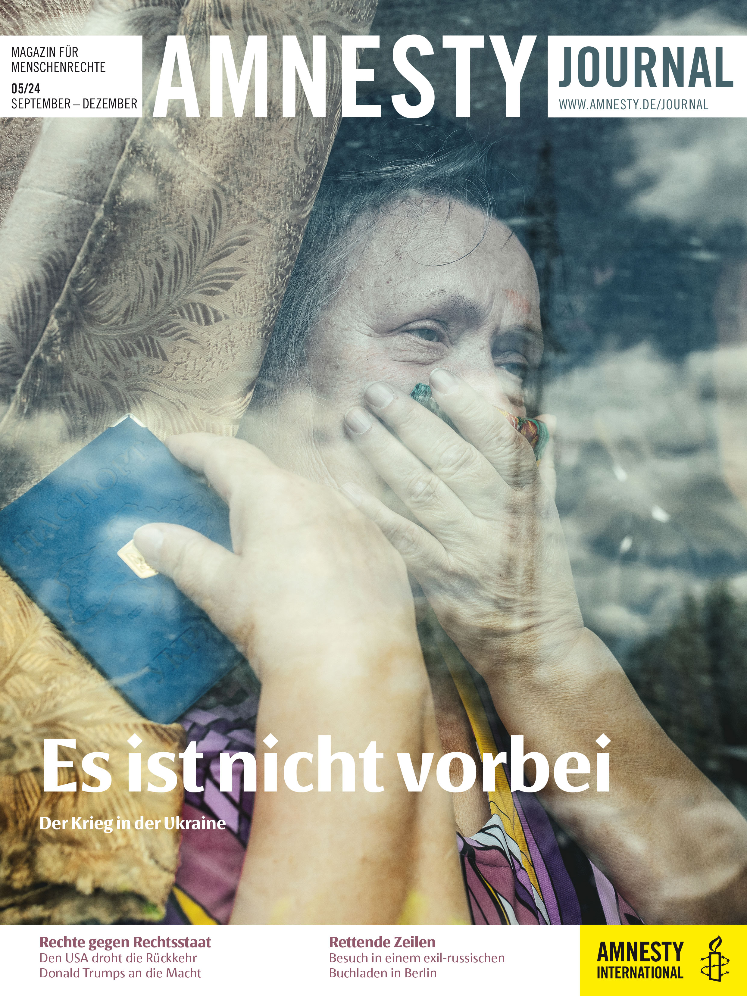 Das Cover des Amnesty-Journals: Eine ältere Frau steht mit einem Buch in der rechten Hand hinter einer Fensterscheibe, sie schlägt die linke Hand vor den Mund, als starre sie auf etwas in Entsetzen, neben ihr ein Fenstervorhang.