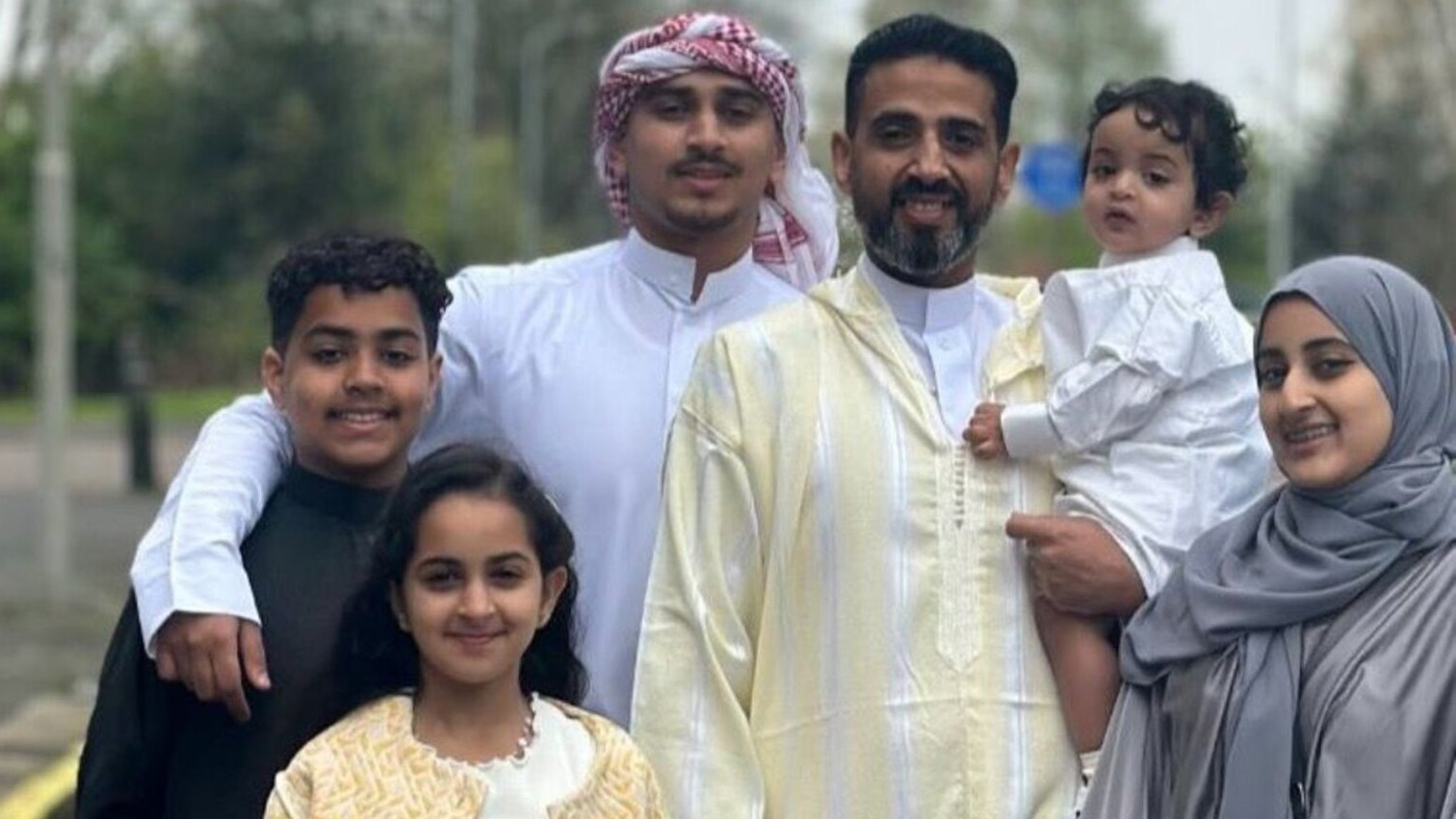 Familienfoto mit einer Frau, zwei Männern und drei Kindern